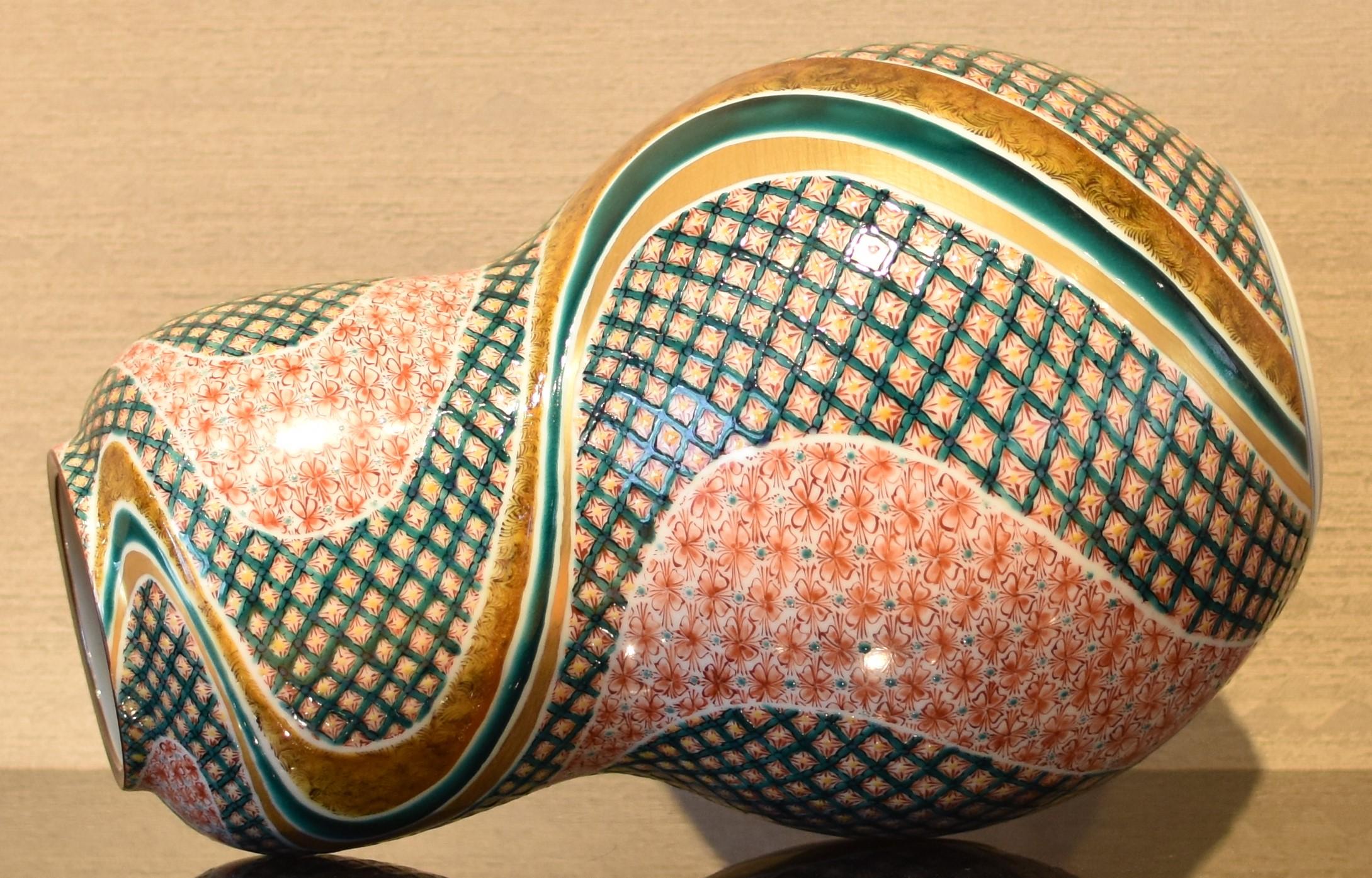Japanische Contemporary Grün-Rot-Gold-Porzellan-Vase von Masterly Artist, 2 (21. Jahrhundert und zeitgenössisch) im Angebot