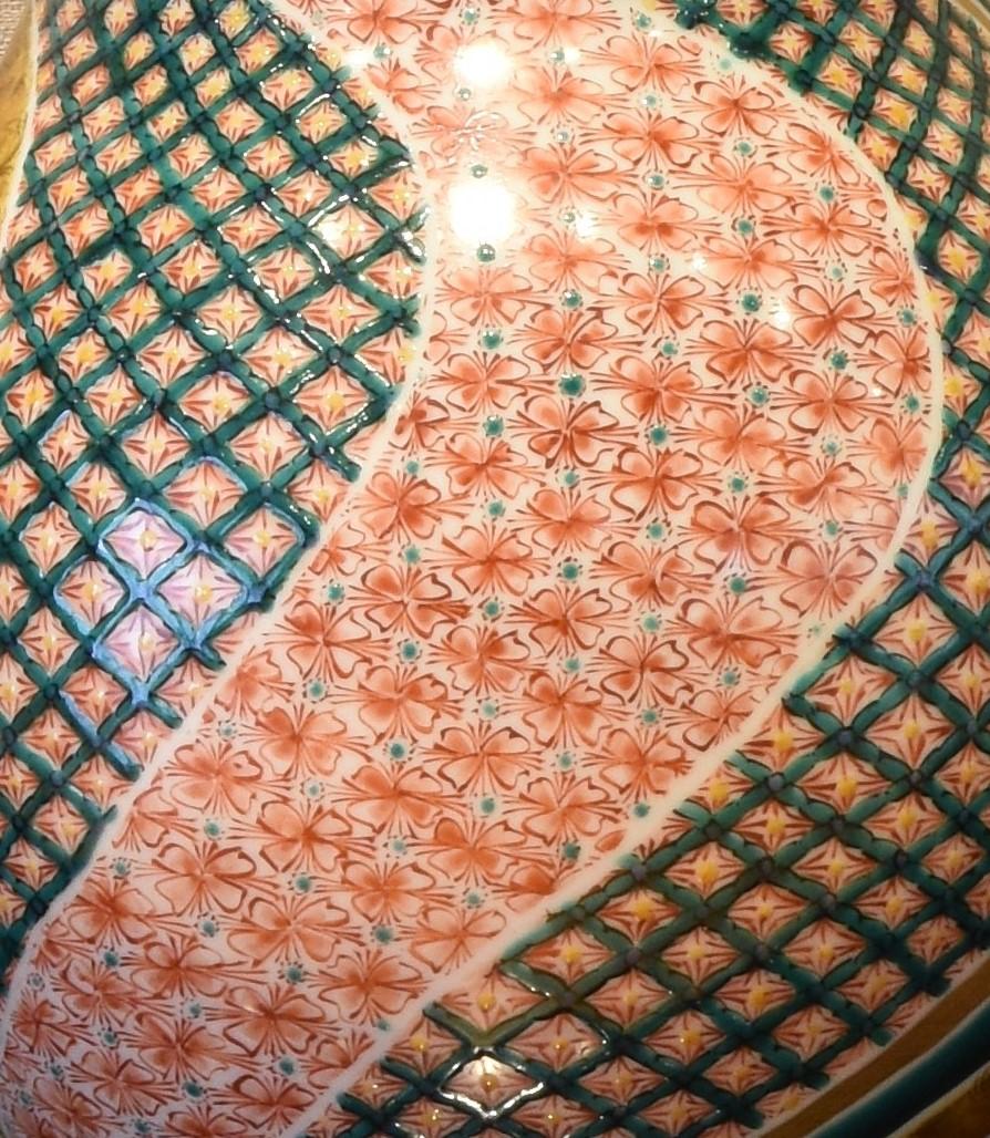 Außergewöhnliche zeitgenössische dekorative japanische Porzellanvase in Museumsqualität, extrem aufwändig vergoldet und handbemalt in atemberaubenden Rot- und Grüntönen auf einem atemberaubend geformten Doppelkürbis-Körper, ein signiertes