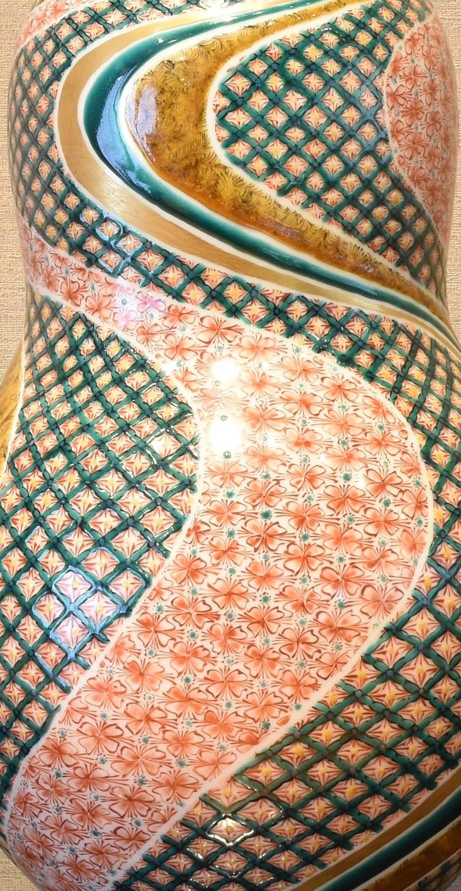 Peint à la main Vase contemporain japonais en porcelaine verte, rouge et or, réalisé par un maître artiste, 2 en vente
