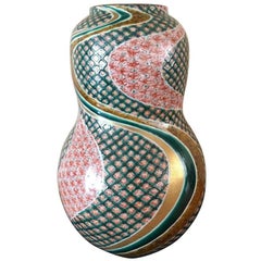 Vase contemporain japonais en porcelaine verte, rouge et or, réalisé par un maître artiste, 2