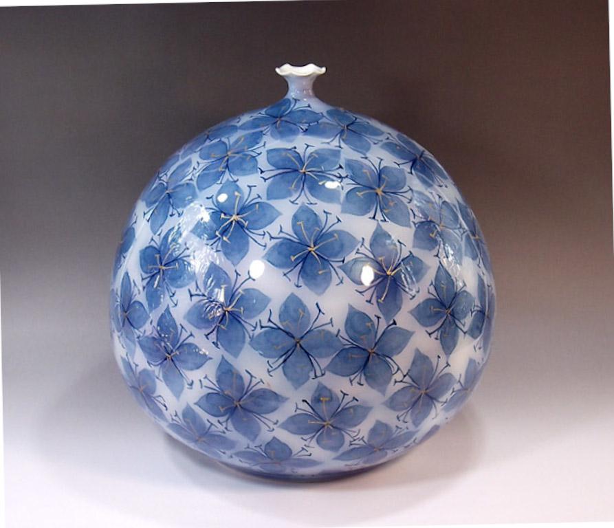 Exquis vase décoratif contemporain en porcelaine japonaise signé, superbement peint à la main en bleu sur un corps en porcelaine globulaire de forme élégante, une pièce signée par un maître artiste porcelainier japonais très respecté dans la