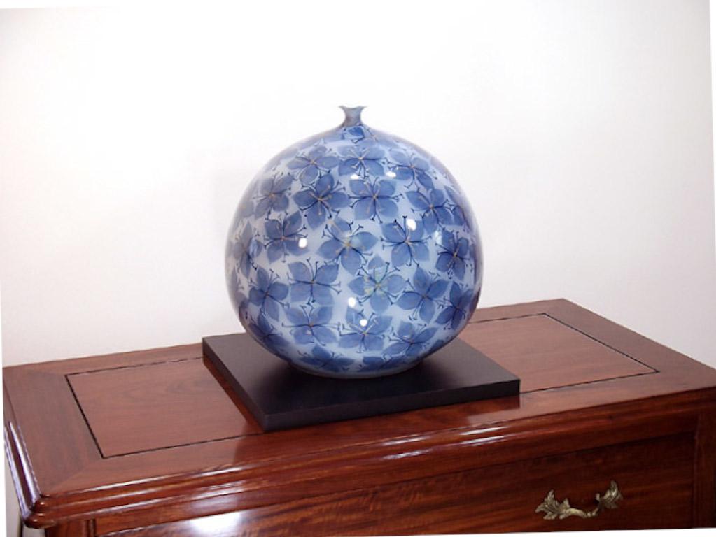Japonais Vase japonais contemporain en porcelaine bleu blanc par un maître artiste en vente