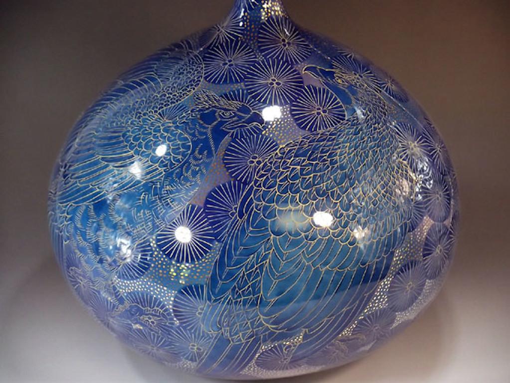 Grand vase décoratif japonais en porcelaine contemporaine, finement doré et peint à la main dans des tons bleus saisissants sur un corps en porcelaine de belle forme, un chef-d'œuvre signé par un maître porcelainier primé et hautement acclamé de la