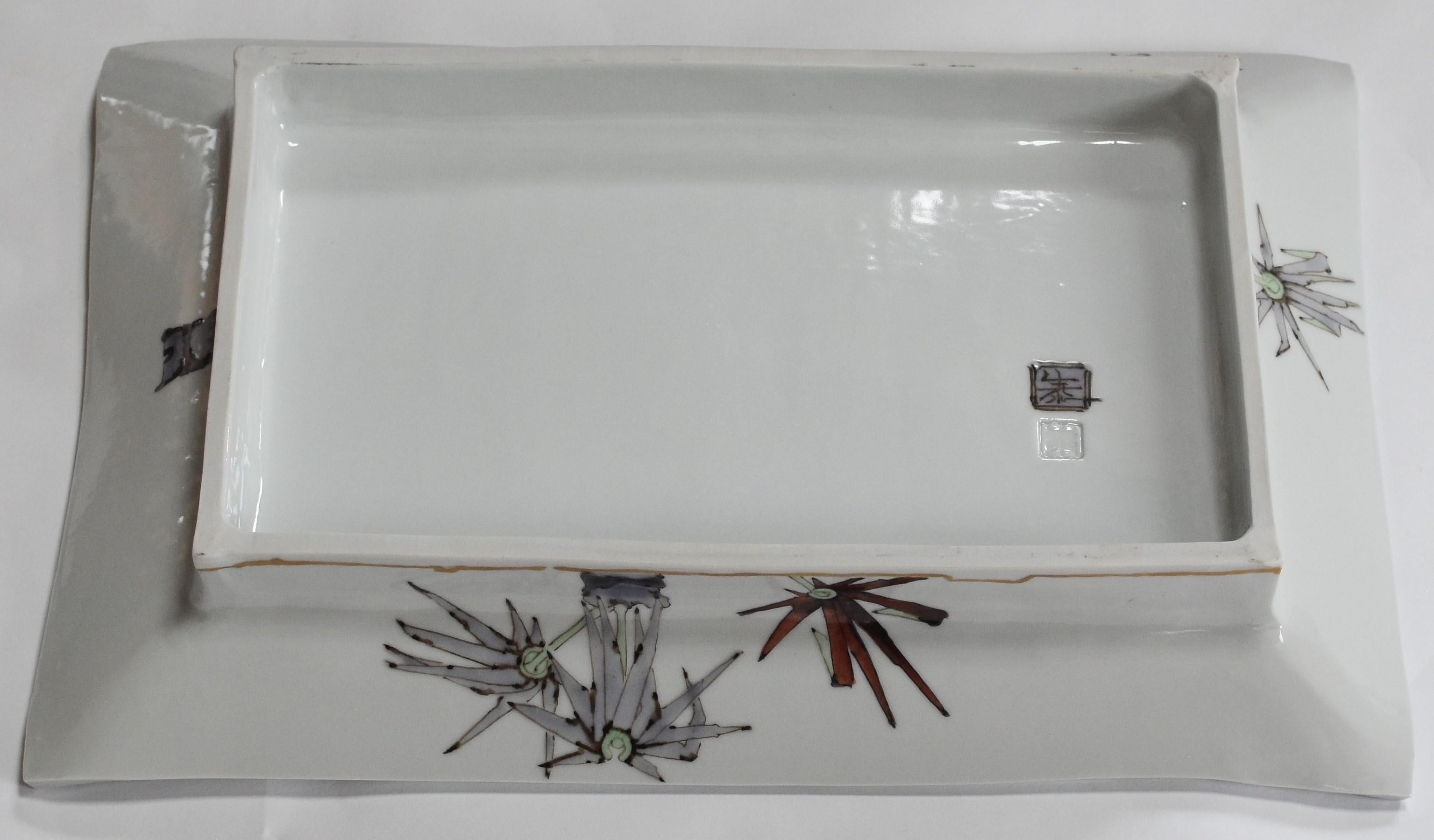 Contemporary Japanese Purple Blue White Porcelain Charger by Master Artist In New Condition In Takarazuka, JP