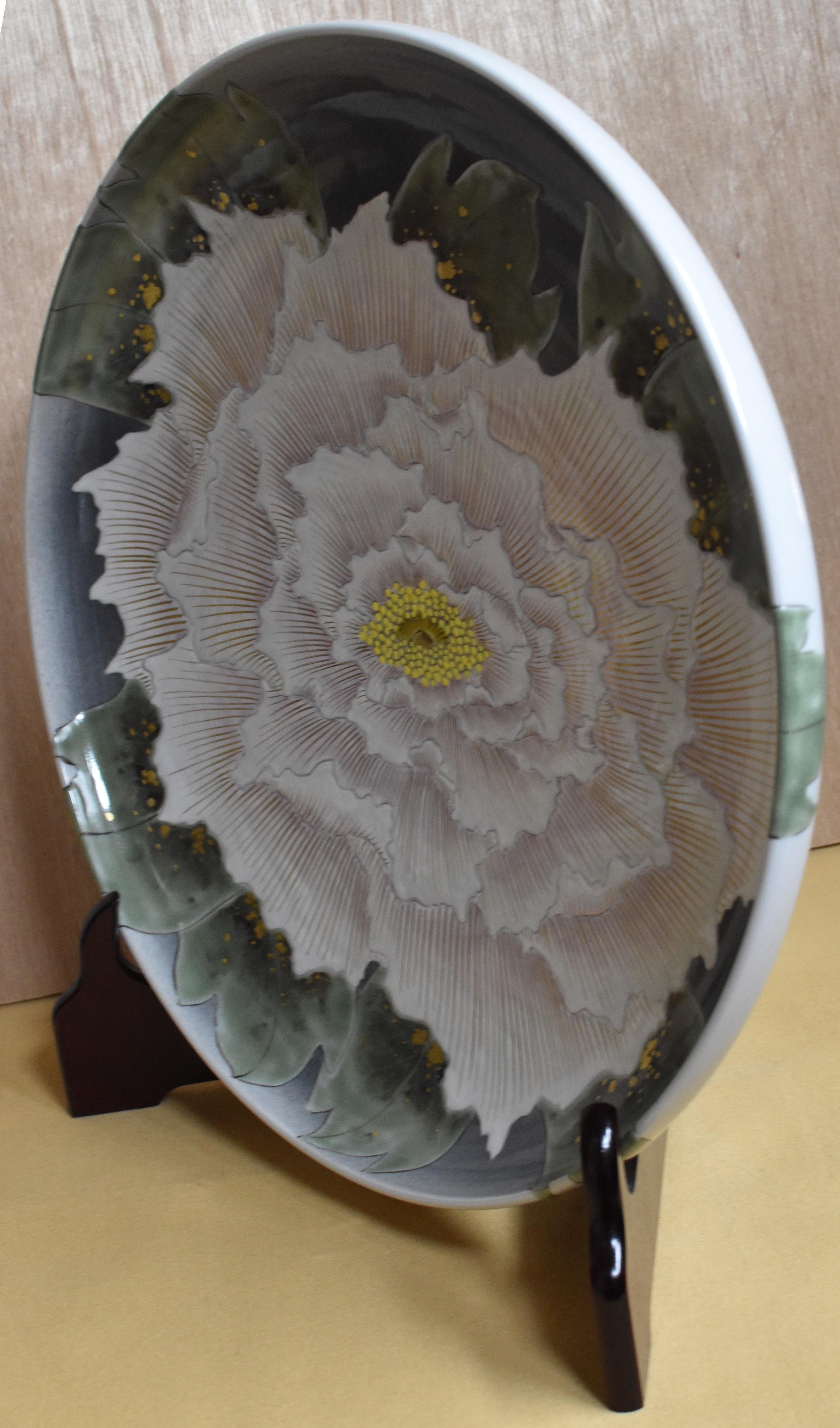 Large Contemporary Japanese Green White Porcelain Charger by Master Artist In New Condition In Takarazuka, JP