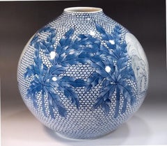 Große zeitgenössische japanische Whit-Blau-Porzellanvase von Meisterkünstler, 2