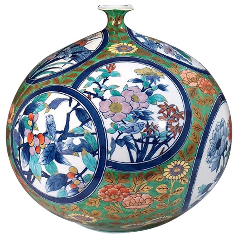 Vase japonais contemporain en porcelaine vert, bleu et rose par un maître  artiste En vente sur 1stDibs