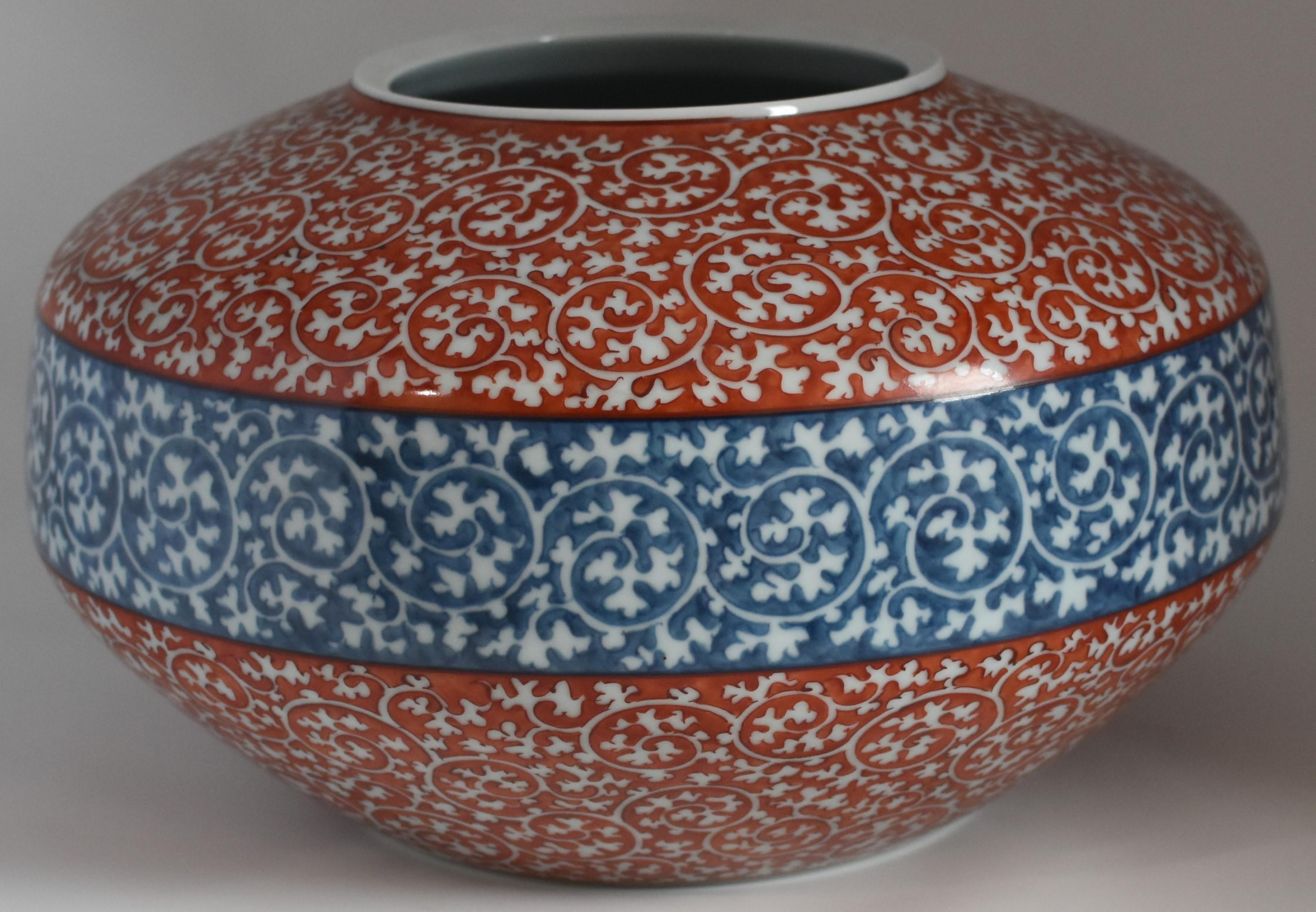 Contemporary Japanese Red Blue White Porcelain Vase by Master Artist, 4 In New Condition For Sale In Takarazuka, JP