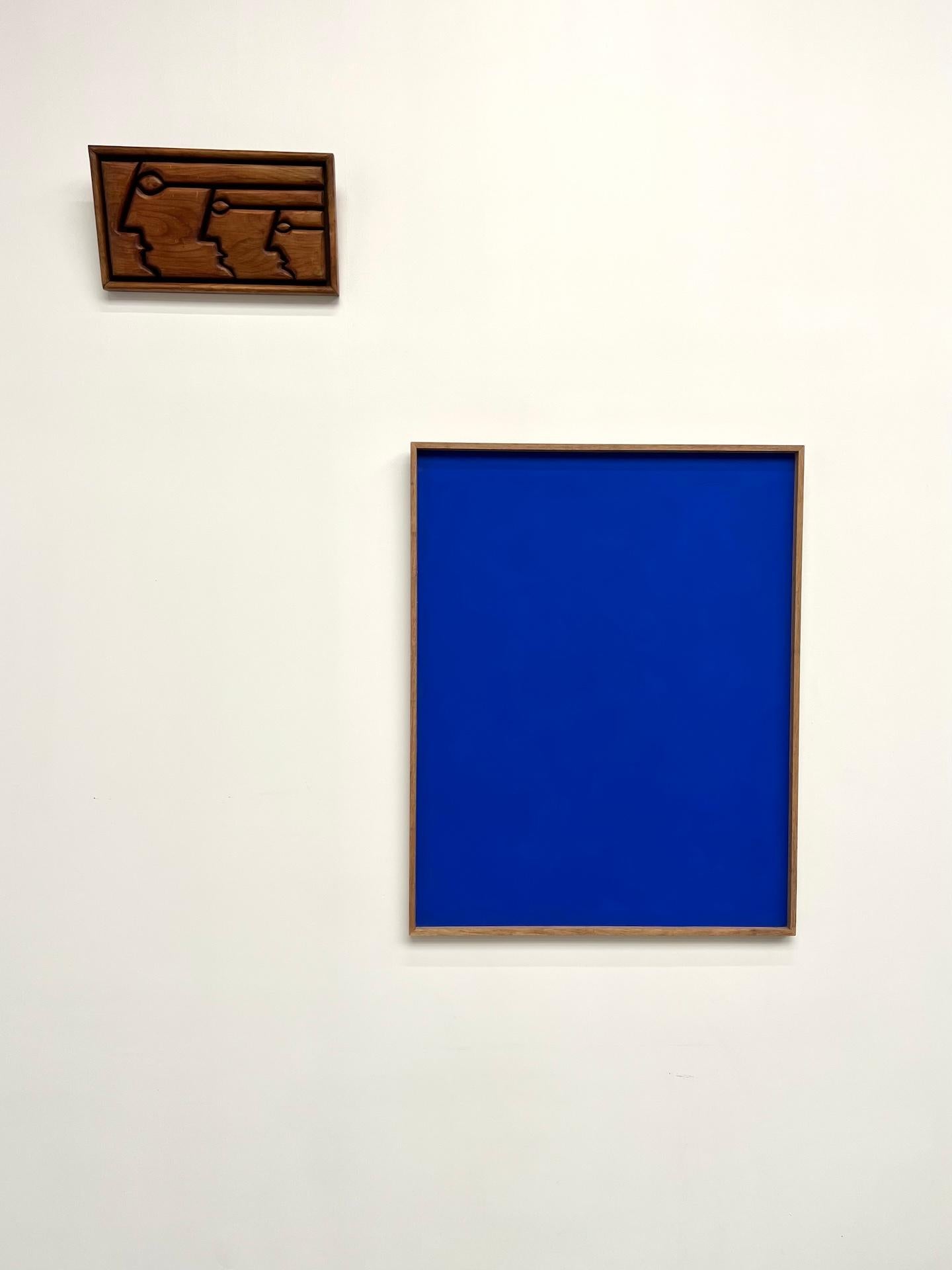 Grande dipinto contemporaneo proveniente dal Belgio, probabilmente degli anni 2000. Realizzata in legno, la sua spessa struttura in bambù massiccio le conferisce una bella eleganza. La vernice blu Klein, leggermente strutturata, conferisce alla luce