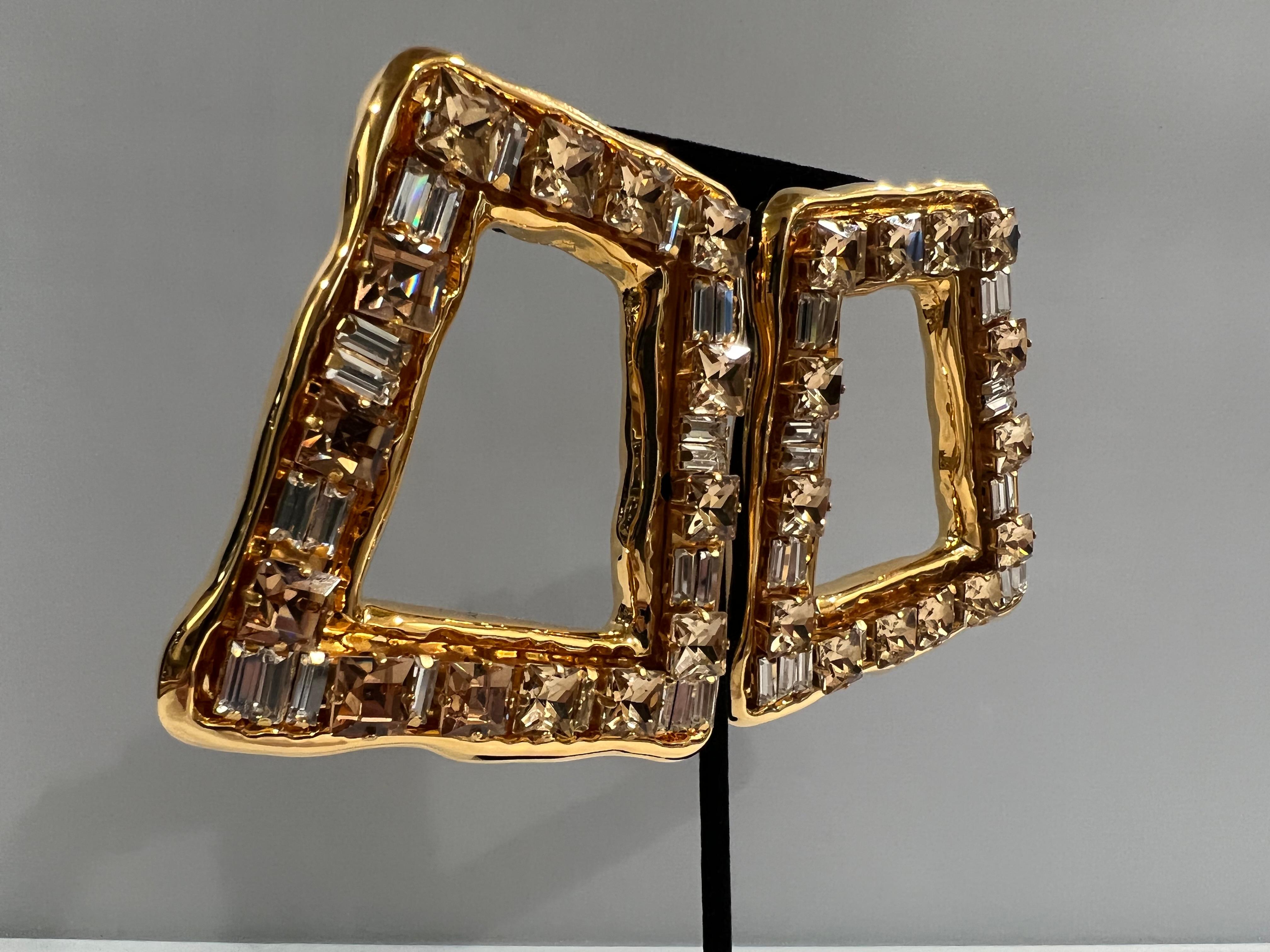 Große zeitgenössische „Metal Dore“-Ohrringe mit Goldverzierung und Strass  (Zeitgenössisch) im Angebot