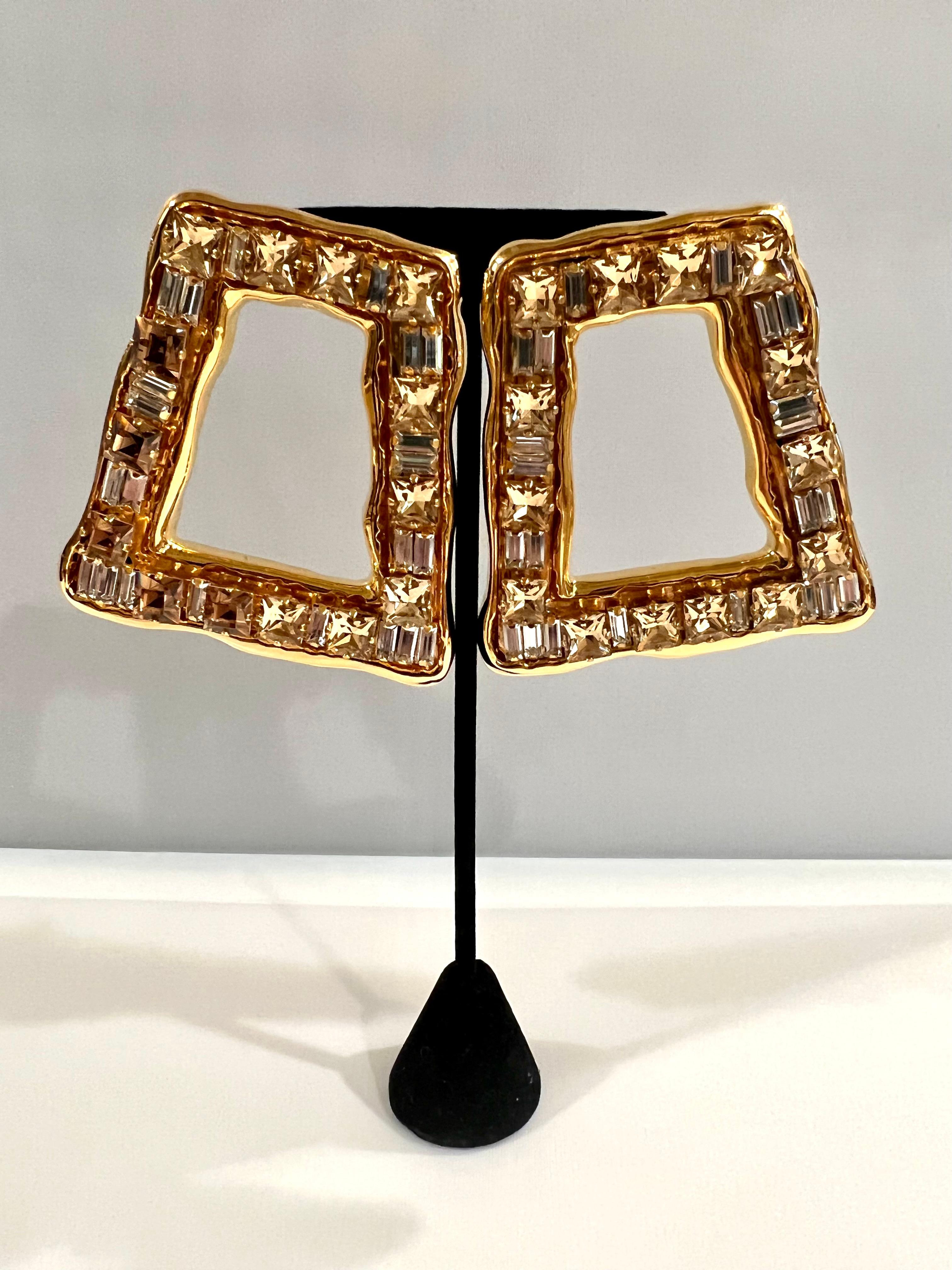 Große zeitgenössische „Metal Dore“-Ohrringe mit Goldverzierung und Strass  für Damen oder Herren im Angebot