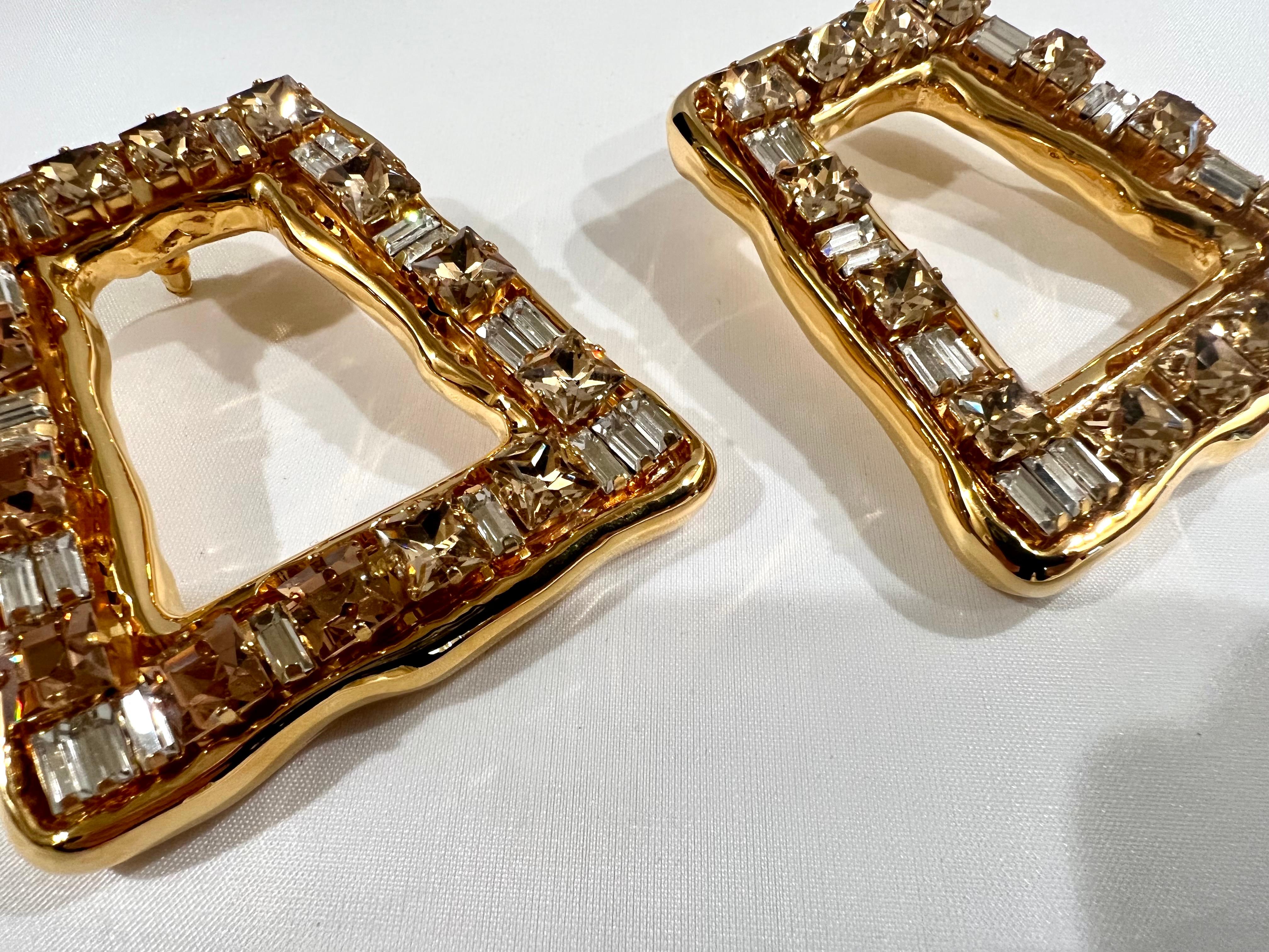 Große zeitgenössische „Metal Dore“-Ohrringe mit Goldverzierung und Strass  im Angebot 1