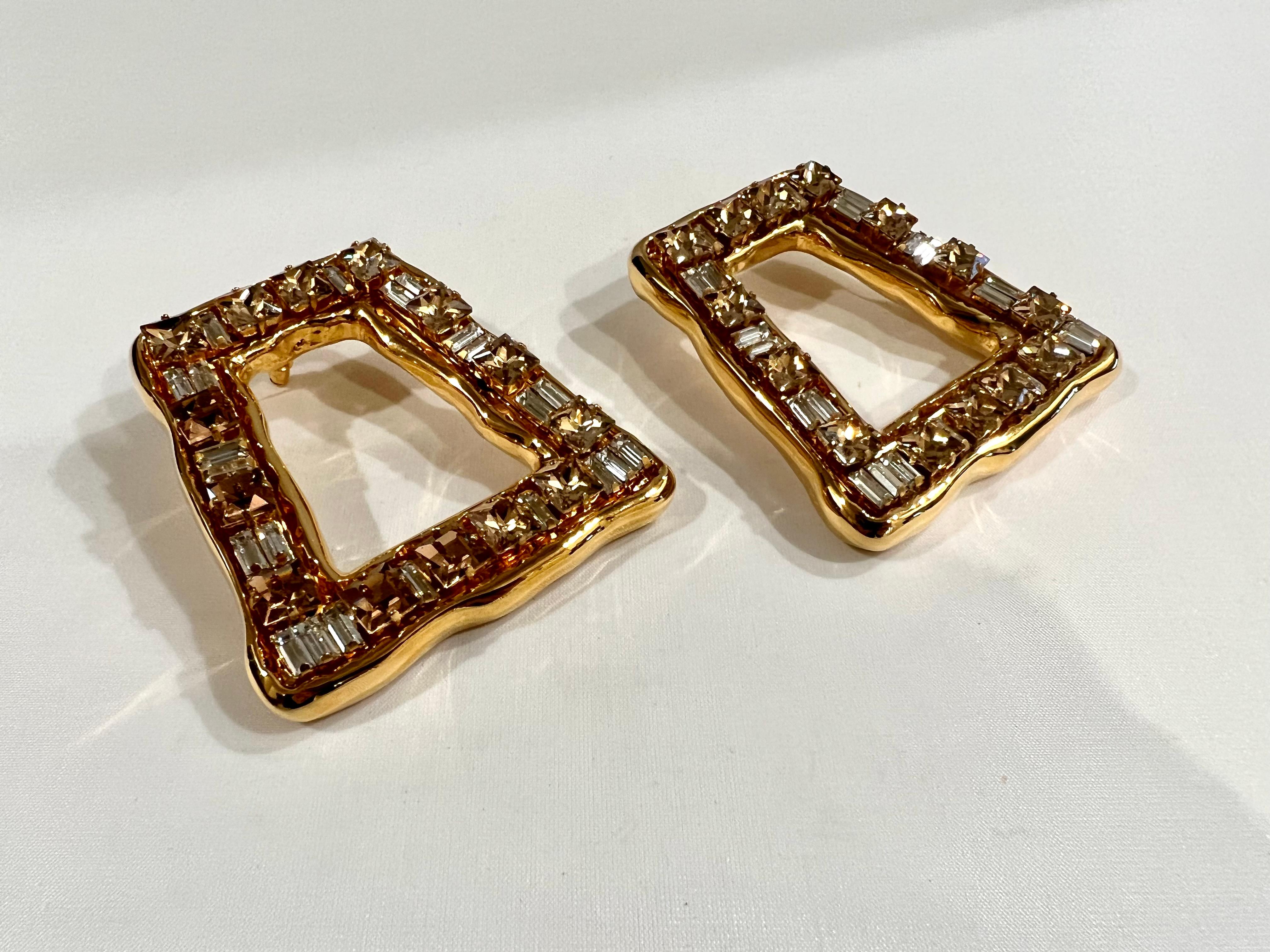 Große zeitgenössische „Metal Dore“-Ohrringe mit Goldverzierung und Strass  im Angebot 3