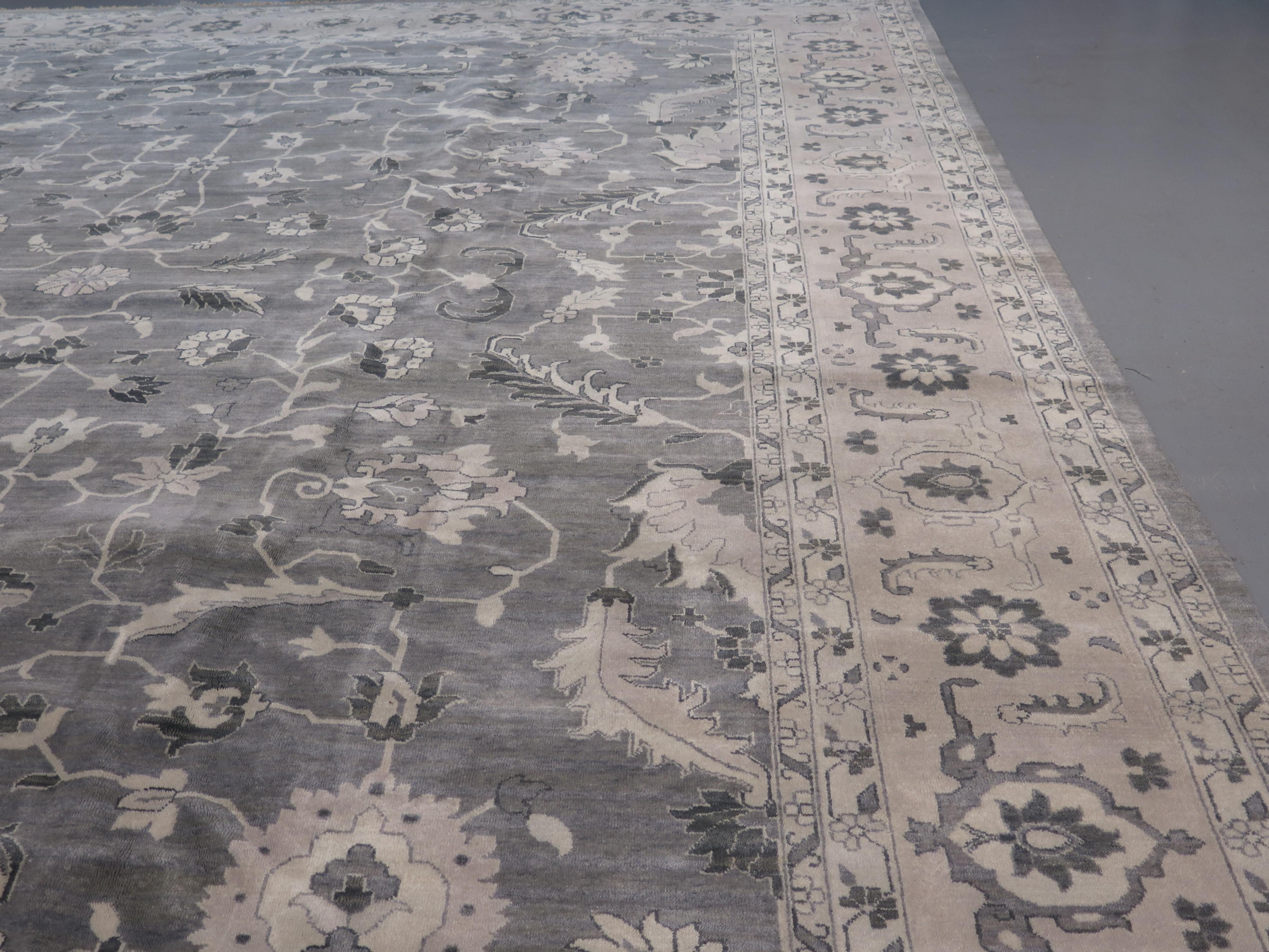 Les tapis Heriz comptent parmi les tapis persans les plus recherchés aujourd'hui. Ils sont surtout connus pour la qualité artistique unique de leurs motifs. Tissés dans les montagnes du nord-ouest de la Perse, ces pièces intègrent de nombreux motifs