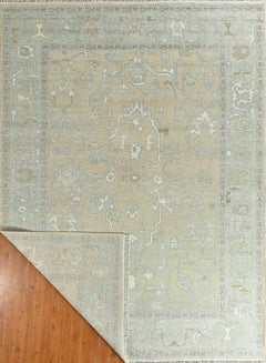 Grand tapis Oushak contemporain en laine noué à la main, dans des tons dorés clairs et ivoire