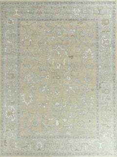 Grand tapis Oushak contemporain en laine noué à la main, dans des tons dorés clairs et ivoire