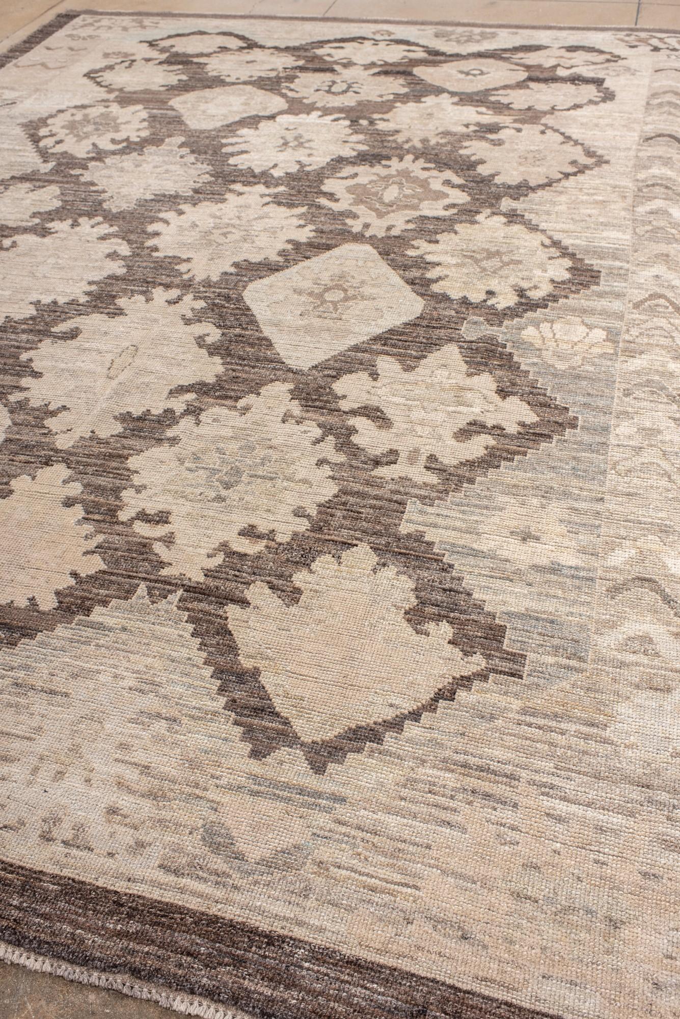 Annodato a mano Tappeto Oushak contemporaneo di grandi dimensioni in marrone e beige in vendita
