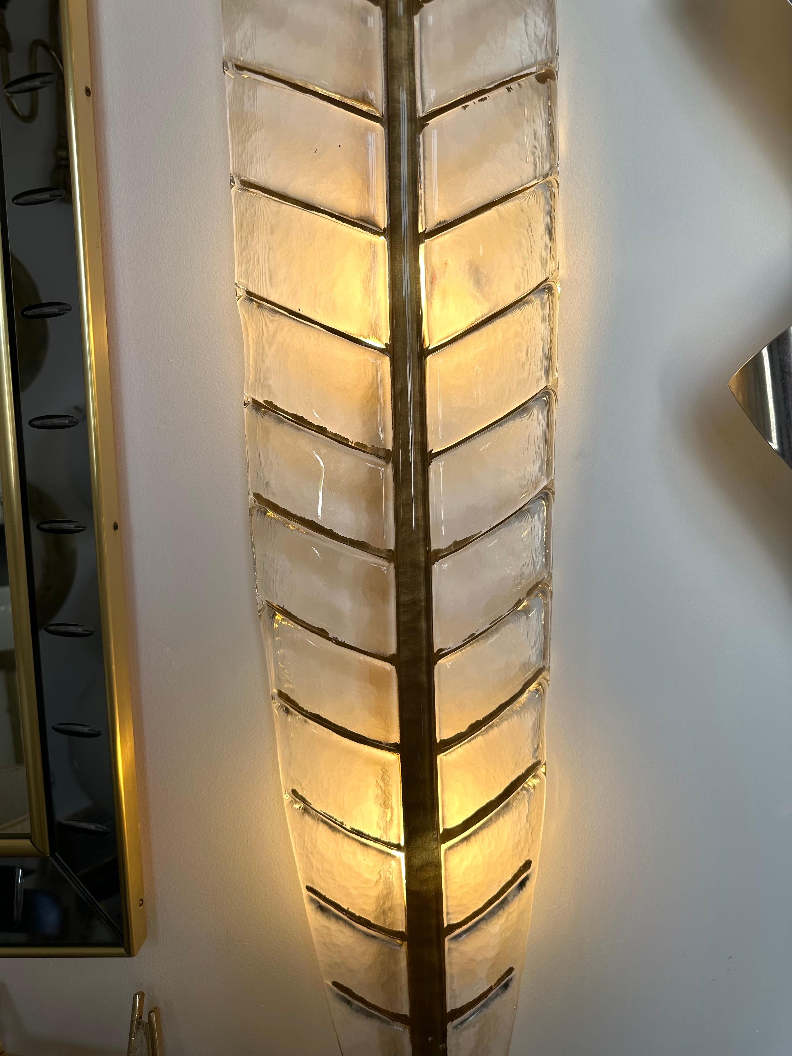 Große hohe Paar zeitgenössische vergoldetes Murano-Glas und Messing Palmblatt Wandleuchten Beleuchtung Lampen Wandleuchten. Zeitgenössische Arbeiten aus einem kleinen italienischen Handwerksbetrieb für Design. In der Stimmung von Mid-Century Modern,