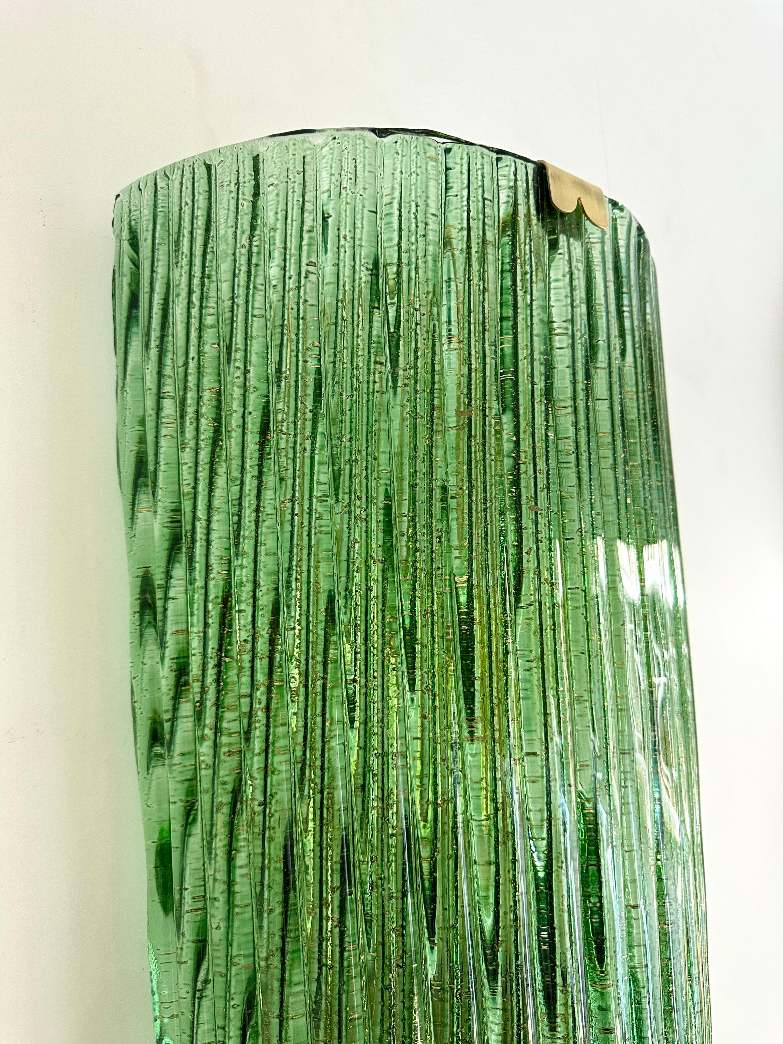 Gran pareja contemporánea de apliques de latón y cristal de Murano en pan de oro verde, Italia en venta 5