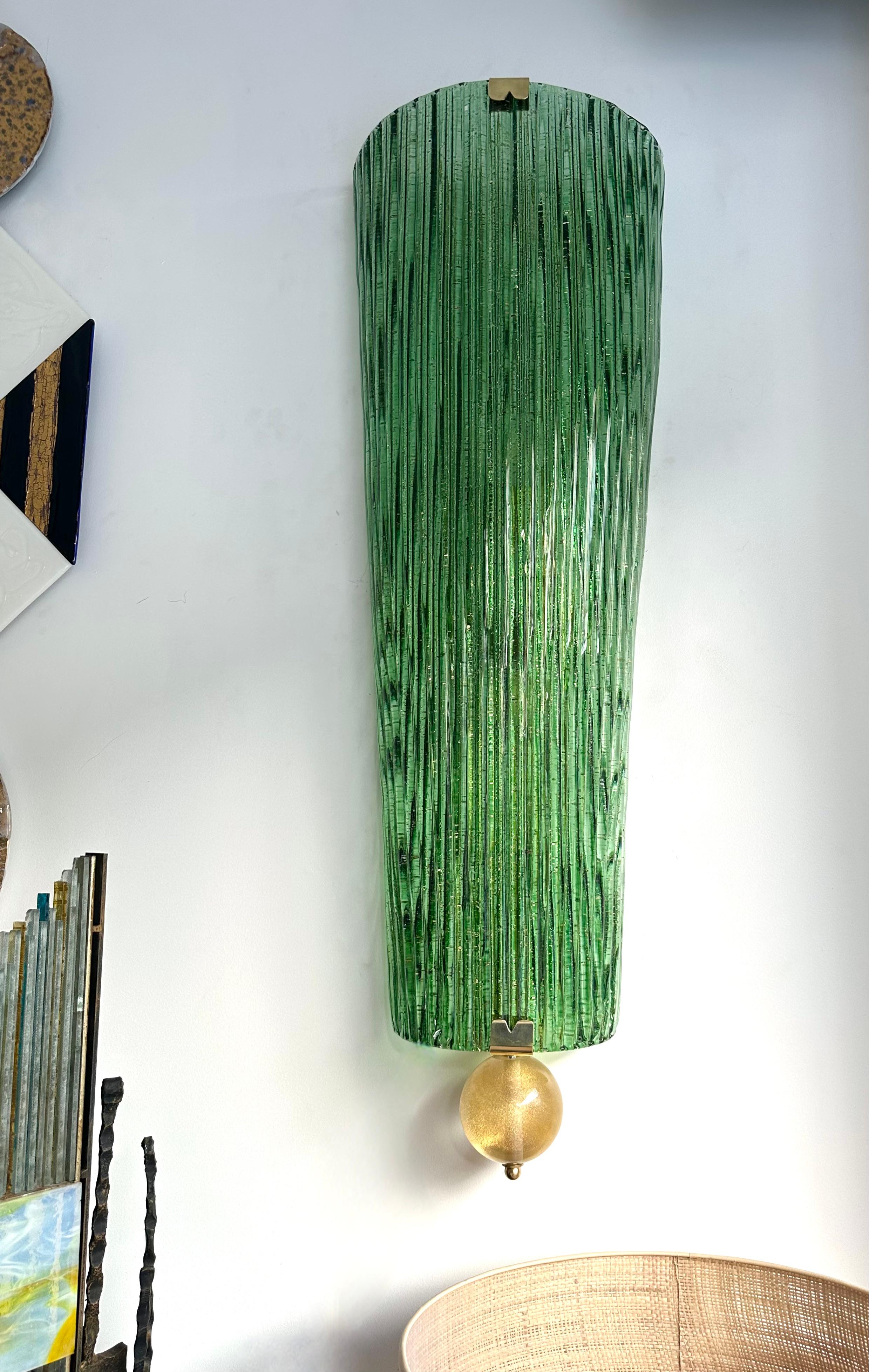 Gran pareja contemporánea de apliques de latón y cristal de Murano en pan de oro verde, Italia en venta 6