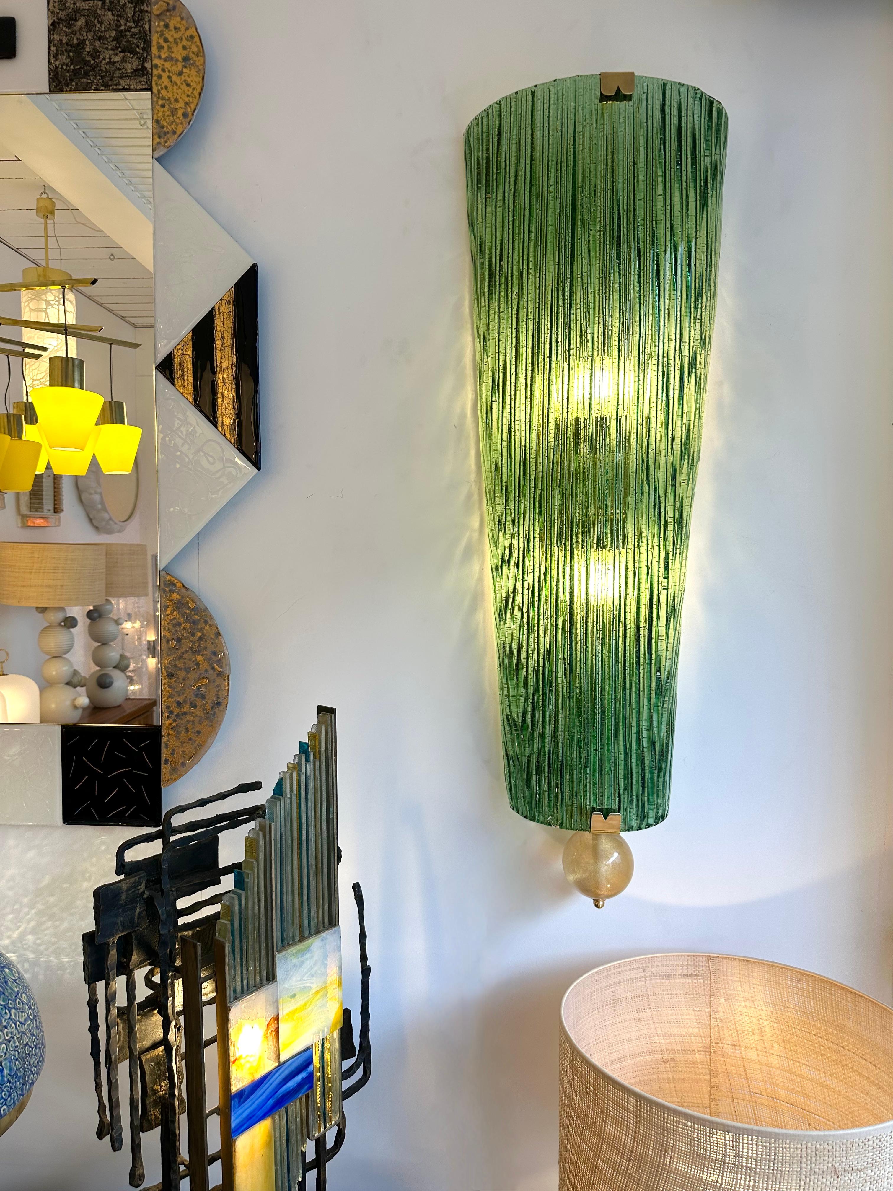 Pareja alta de apliques contemporáneos de cristal de Murano verde con pan de oro y latón. Trabajo contemporáneo de un pequeño taller de diseño artesanal italiano. En el ambiente de la Modernidad de mediados de siglo, la Regencia de Hollywood,