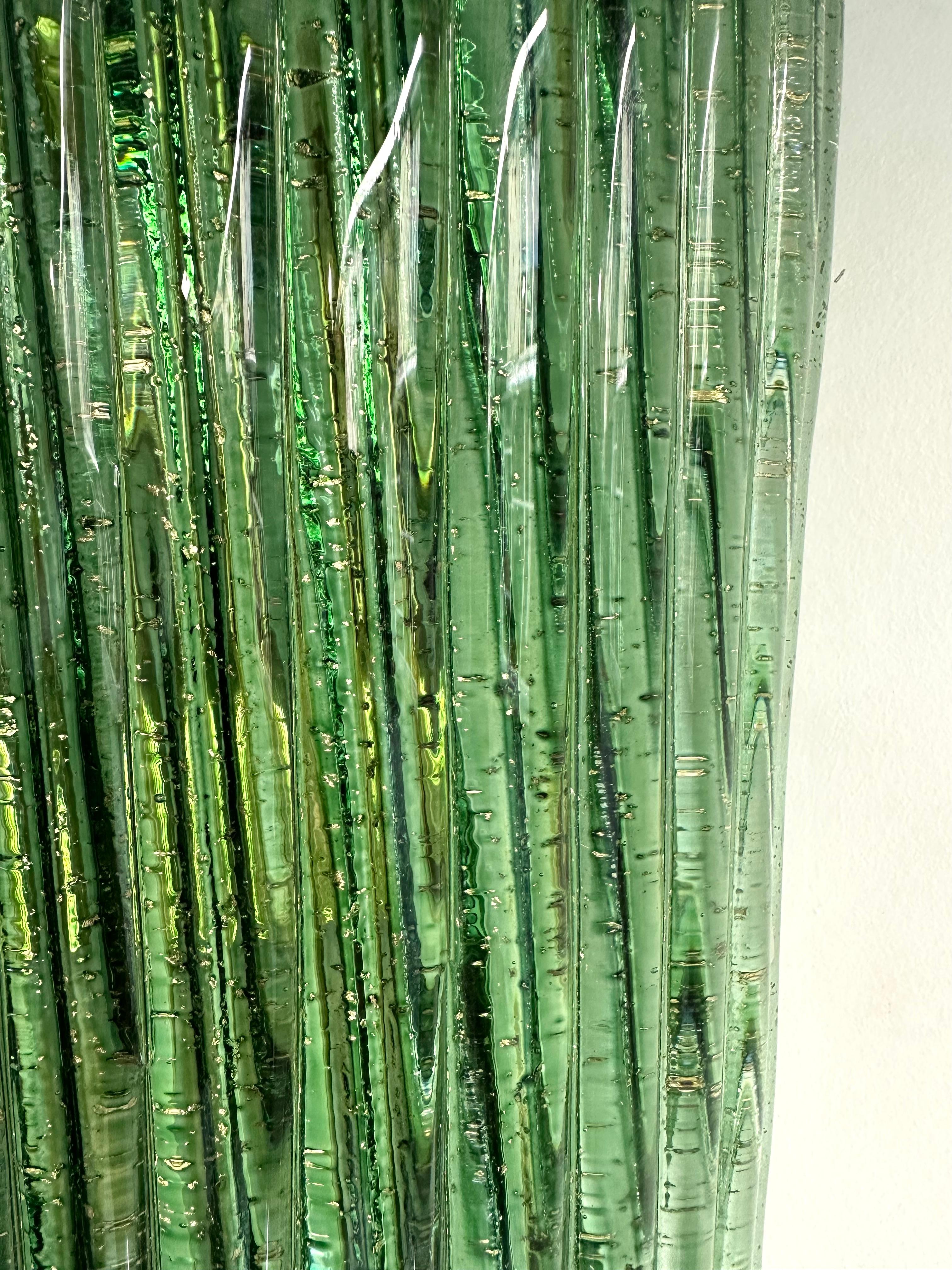 Gran pareja contemporánea de apliques de latón y cristal de Murano en pan de oro verde, Italia en Nuevo estado para la venta en SAINT-OUEN, FR
