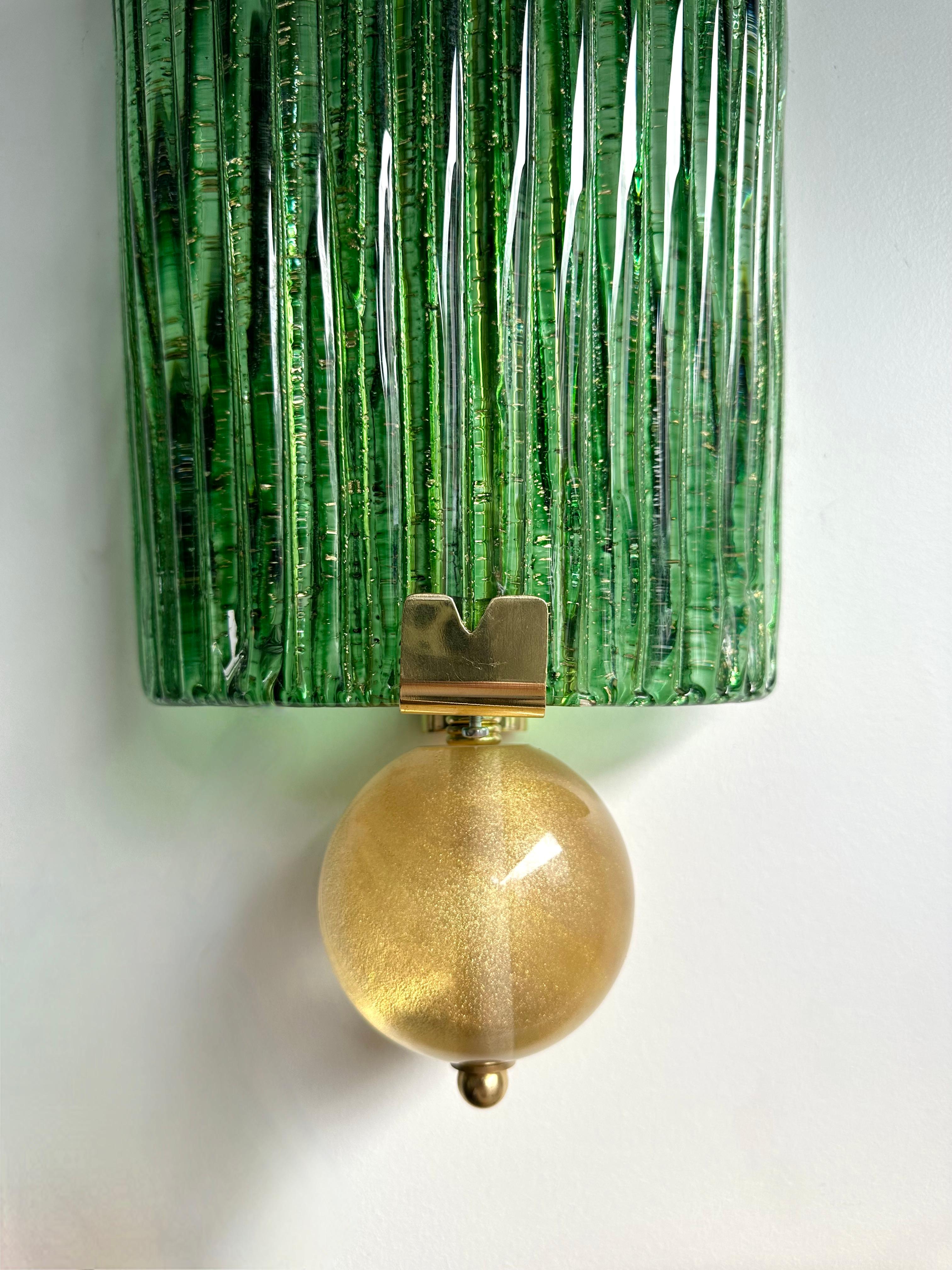 Gran pareja contemporánea de apliques de latón y cristal de Murano en pan de oro verde, Italia Latón en venta