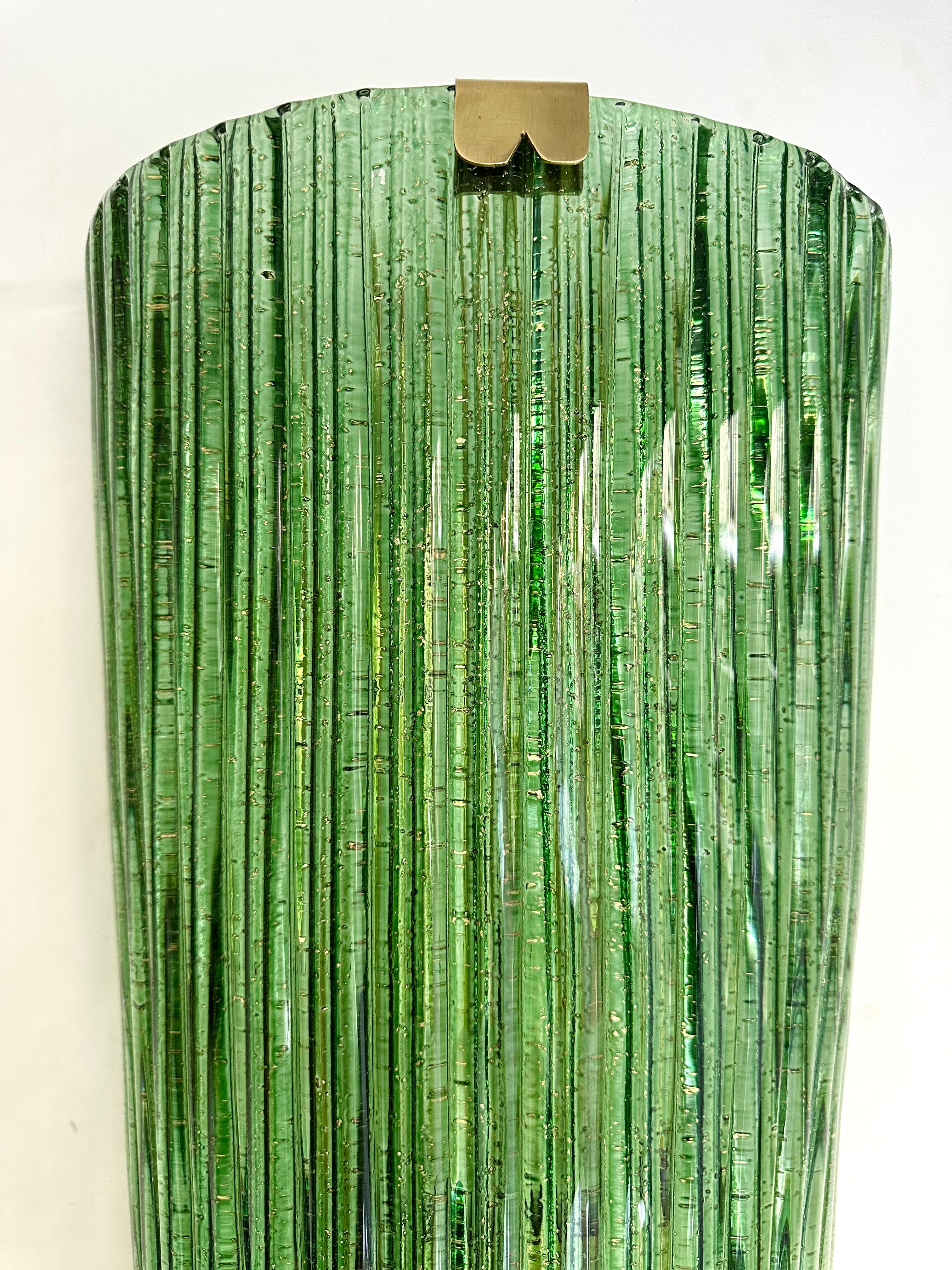 Gran pareja contemporánea de apliques de latón y cristal de Murano en pan de oro verde, Italia en venta 1