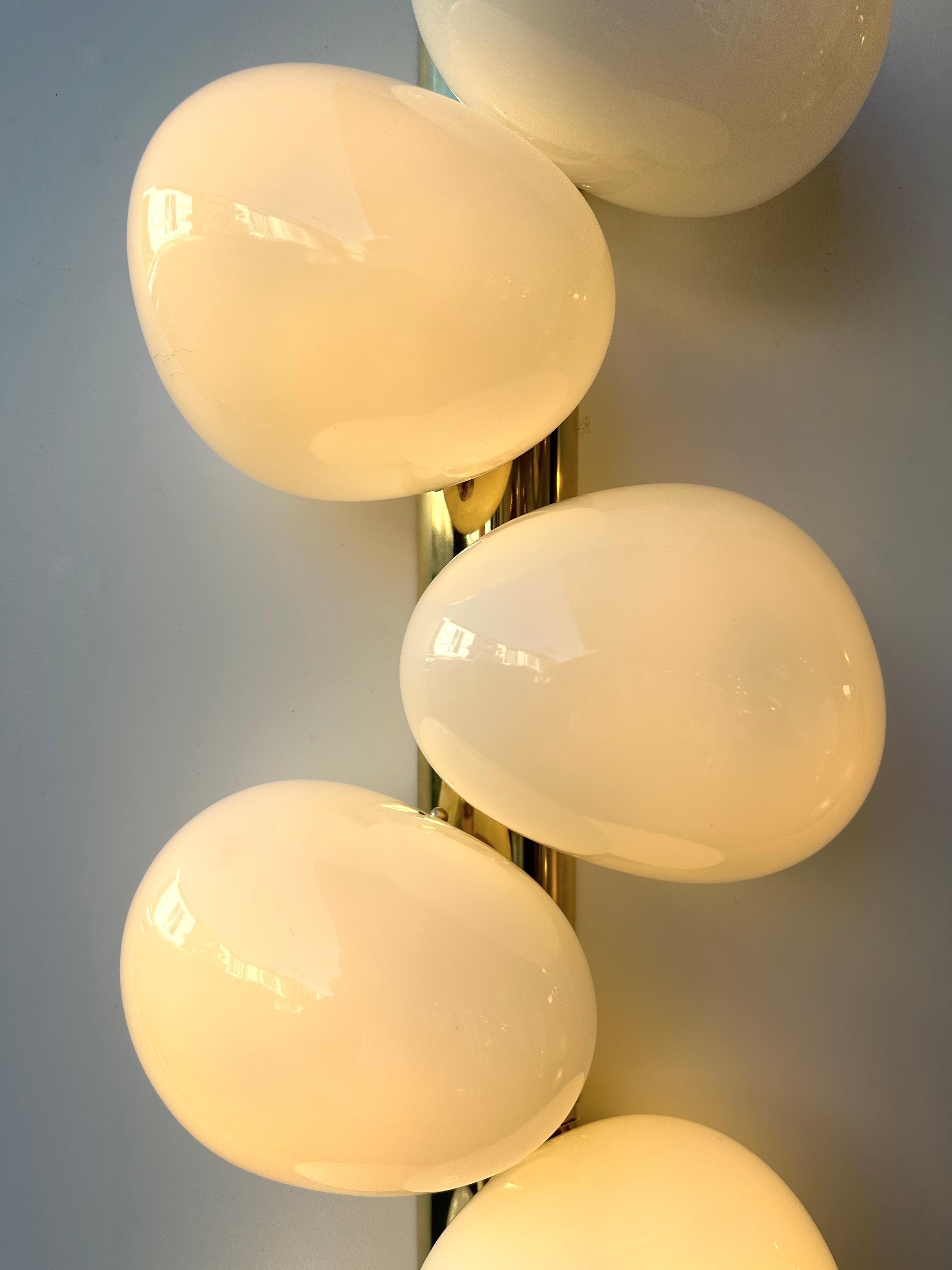 Large Pair of white bulb asymetric Murano glass and brass wall lights lightning pannel lamps sconces. Contemporary work from a small artisanal italian design workshop. In the mood of Mid-Century Modern, Hollywood Regency, Fortuni, Venini, Mazzega,