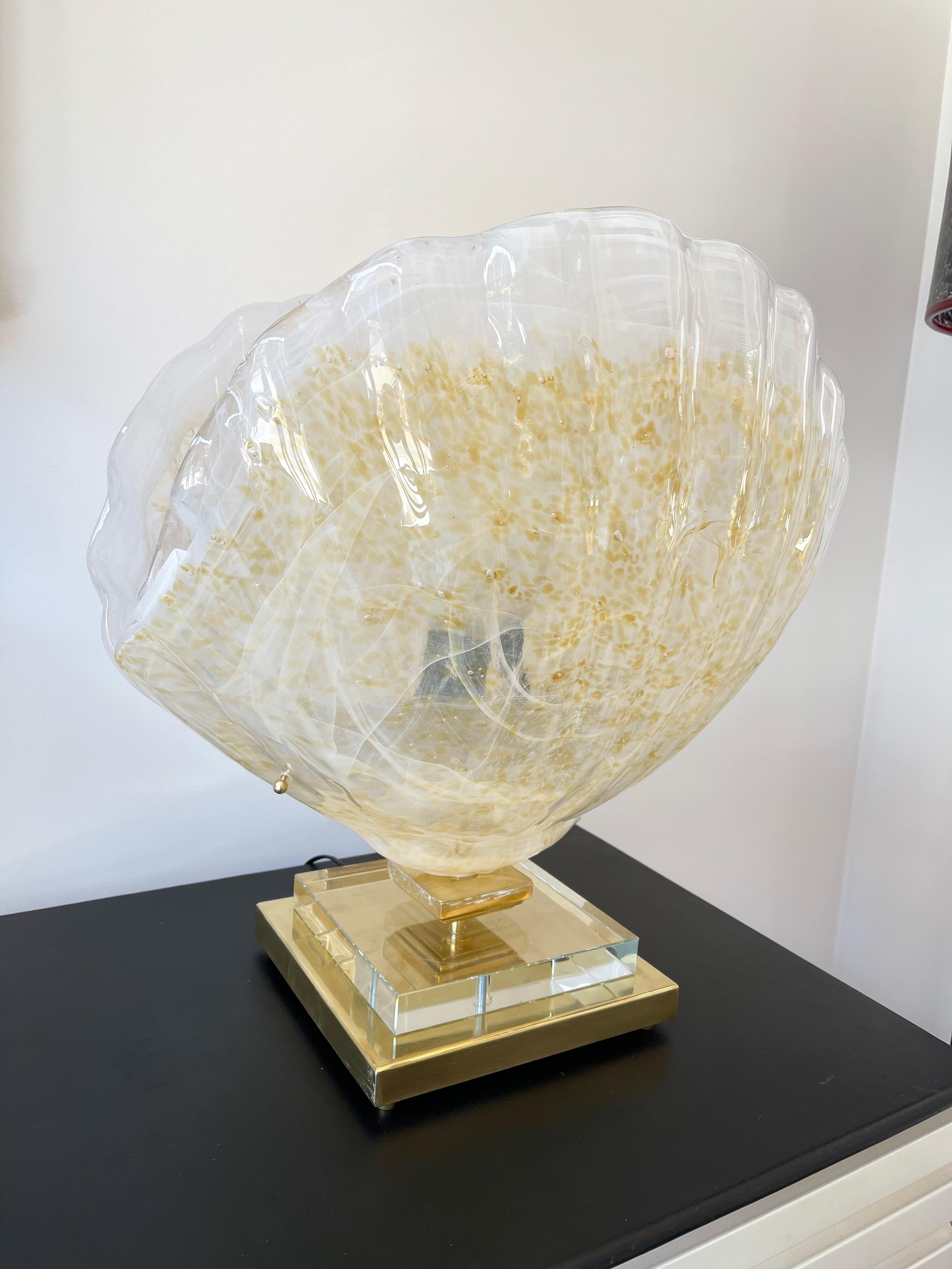 XXIe siècle et contemporain Paire de grandes lampes contemporaines en forme de coquille en laiton et verre de Murano, Italie