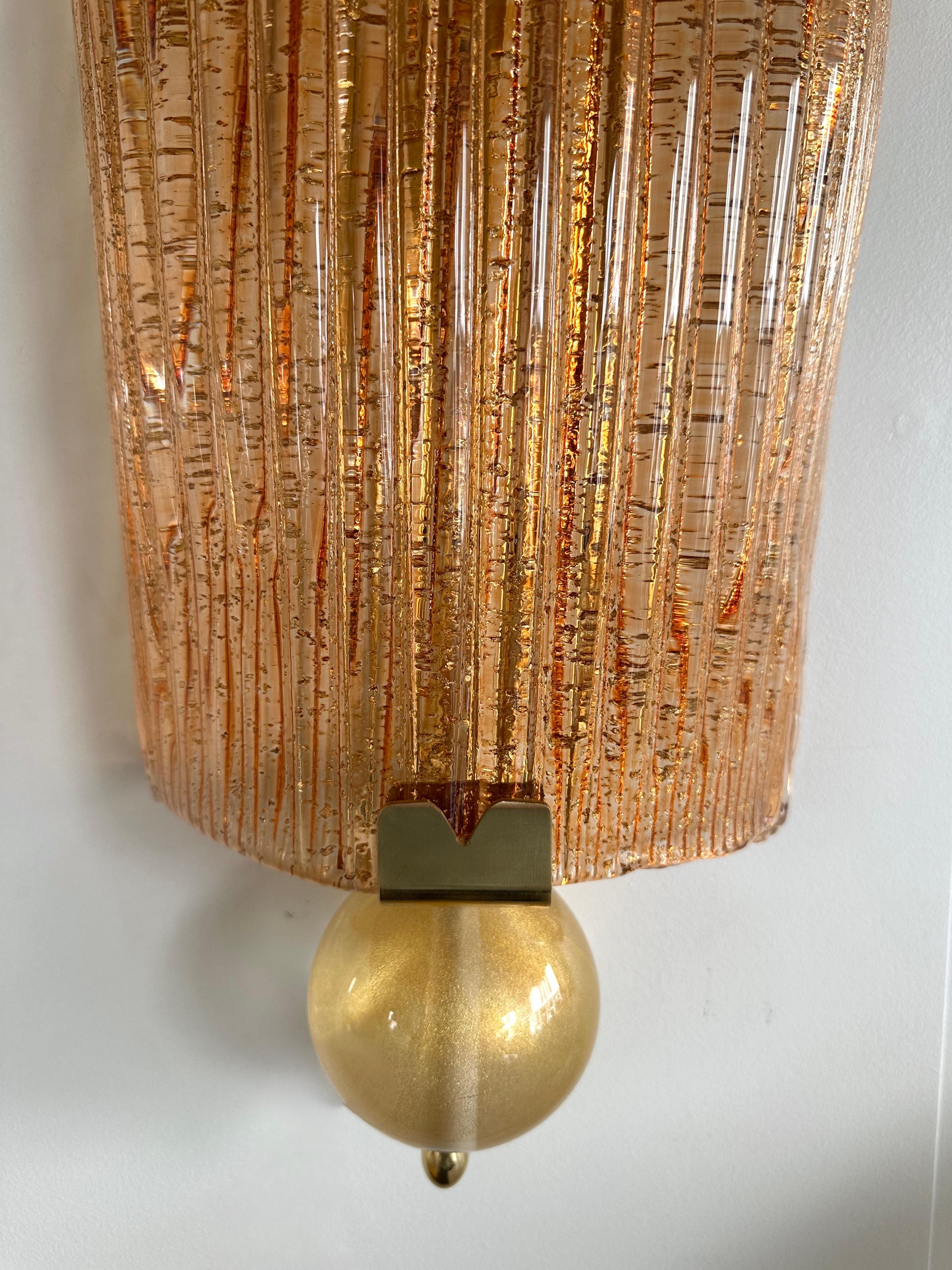 Gran pareja contemporánea de apliques de cristal de Murano de latón salmón dorado, Italia en venta 4