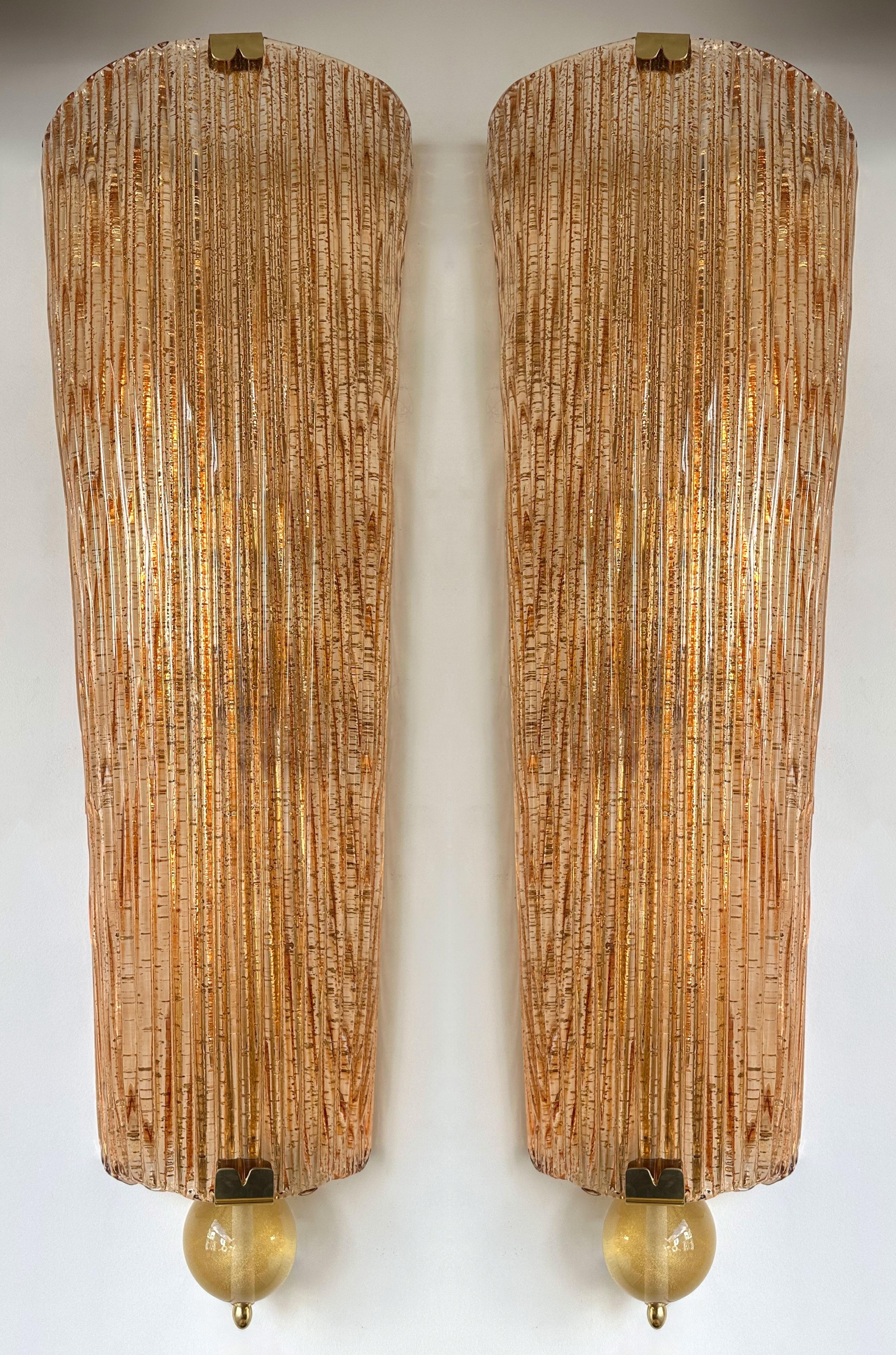 Gran pareja contemporánea de apliques de cristal de Murano de latón salmón dorado, Italia en venta 5