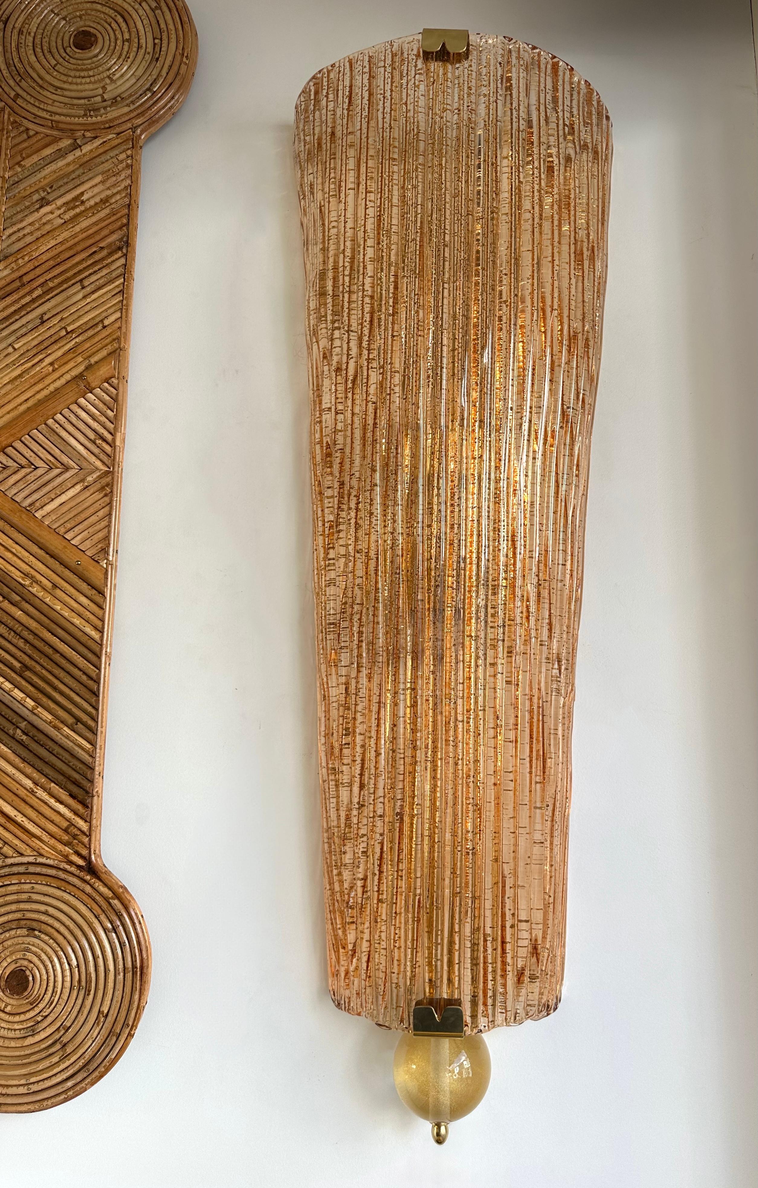 Pareja grande y alta de Contemporáneos  salmón de cristal de murano con pan de oro y latón apliques de iluminación lámparas apliques. Trabajo contemporáneo de un pequeño taller de diseño artesanal italiano. En el ambiente de la Modernidad de
