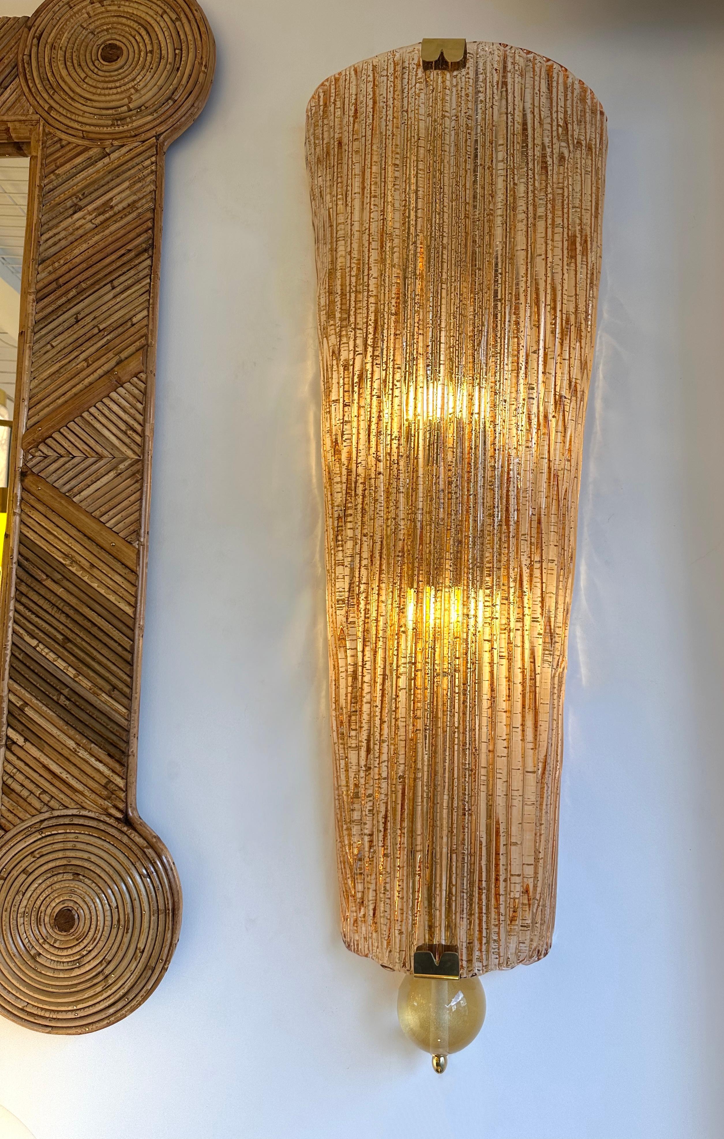 Gran pareja contemporánea de apliques de cristal de Murano de latón salmón dorado, Italia Moderno de mediados de siglo en venta
