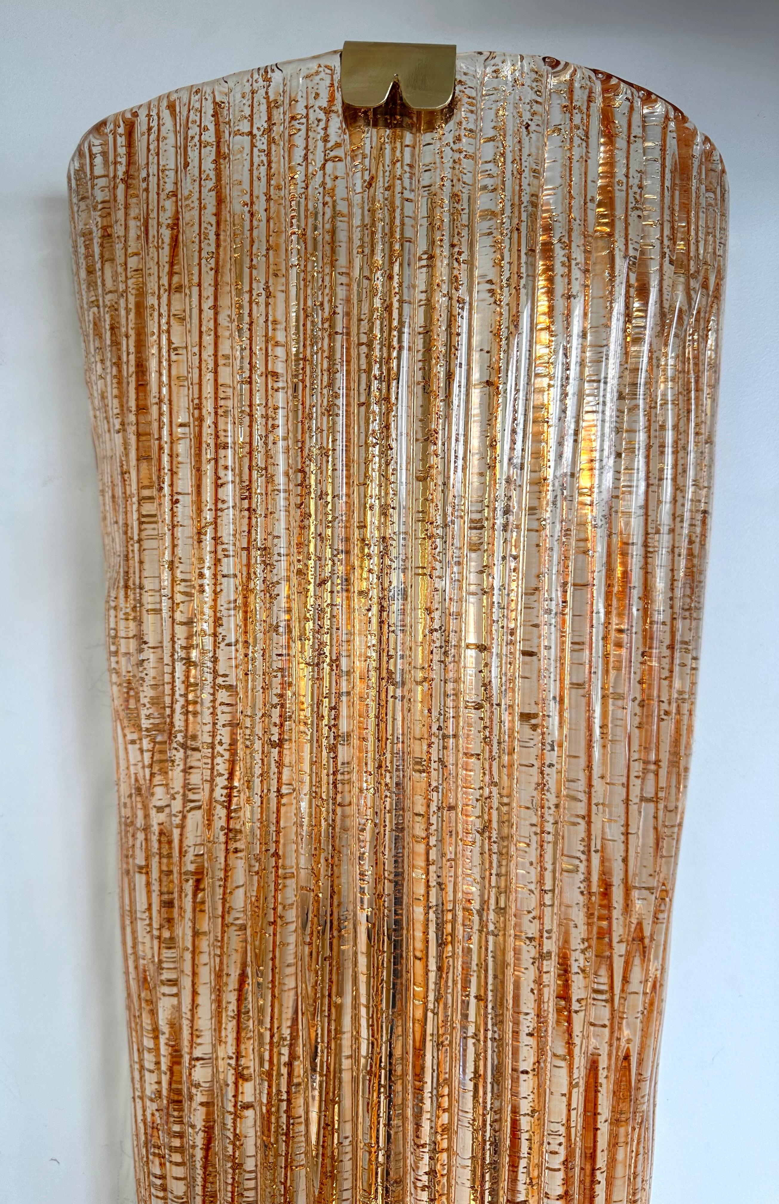 Gran pareja contemporánea de apliques de cristal de Murano de latón salmón dorado, Italia Italiano en venta