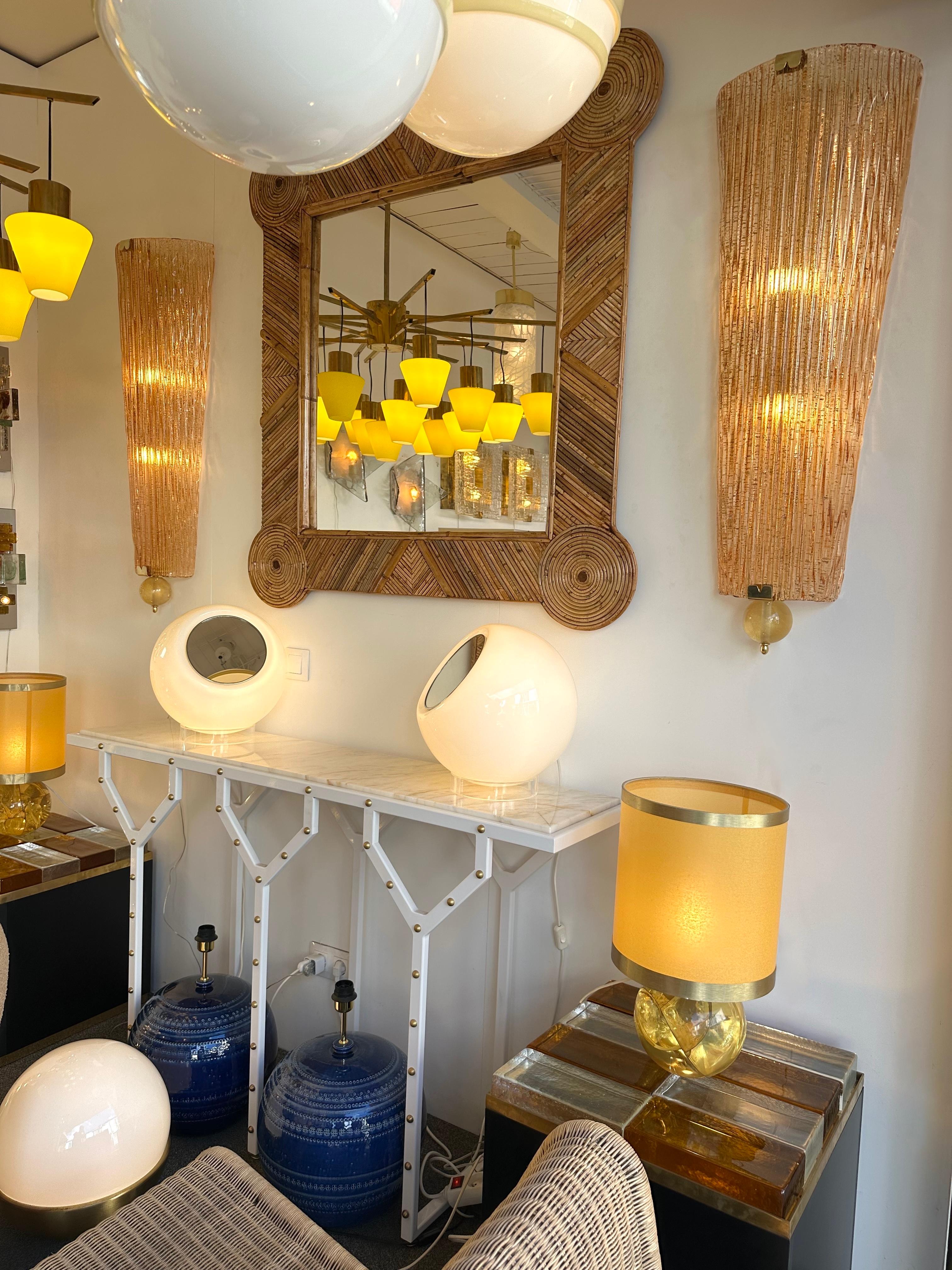 Gran pareja contemporánea de apliques de cristal de Murano de latón salmón dorado, Italia en Nuevo estado para la venta en SAINT-OUEN, FR