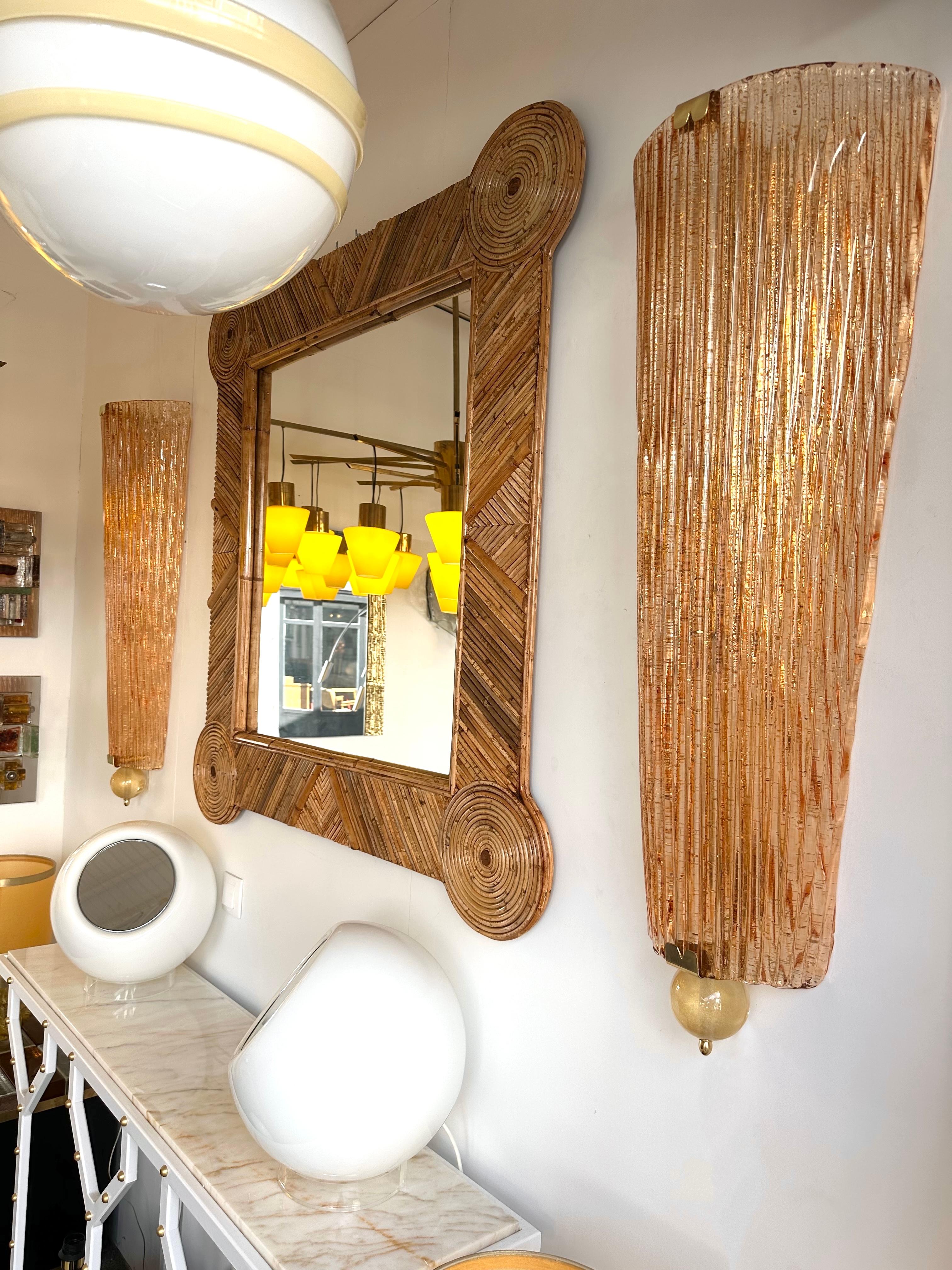 Gran pareja contemporánea de apliques de cristal de Murano de latón salmón dorado, Italia Latón en venta