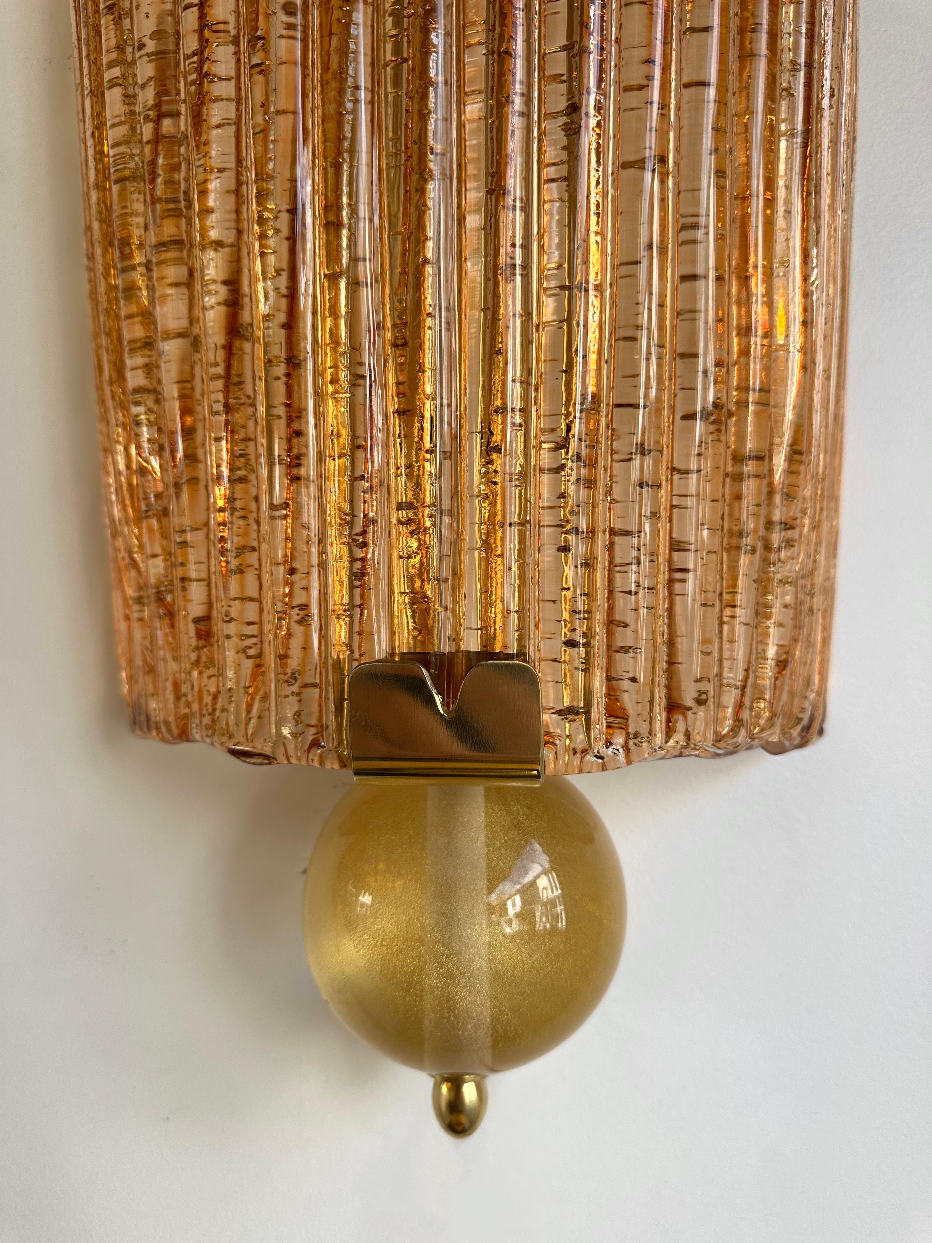 Gran pareja contemporánea de apliques de cristal de Murano de latón salmón dorado, Italia en venta 1