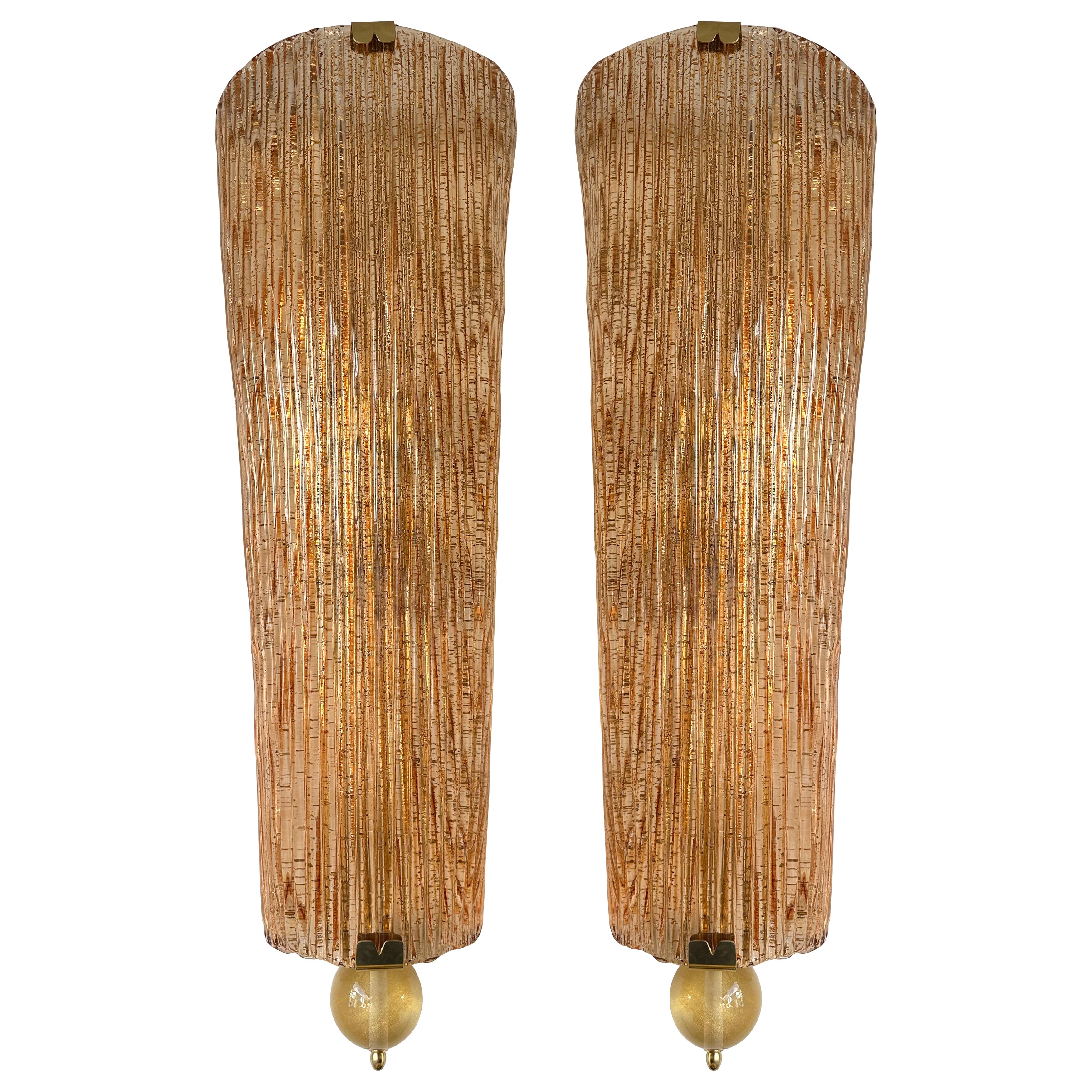 Gran pareja contemporánea de apliques de cristal de Murano de latón salmón dorado, Italia