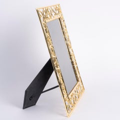 Gran marco de fotos contemporáneo de metal dorado, diseño de corazón, siglo XXI.