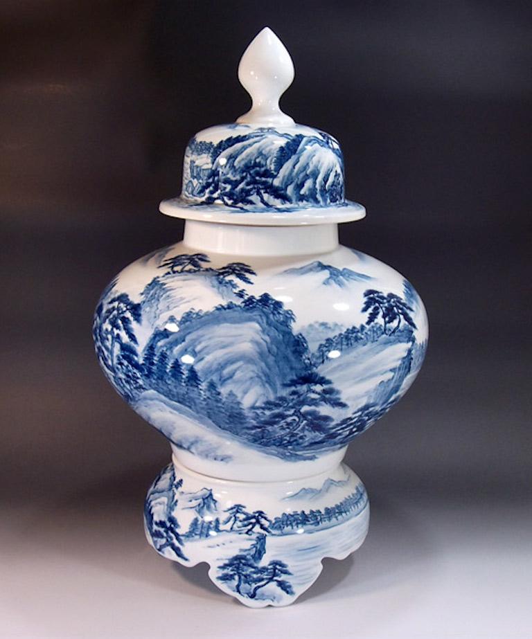 Große zeitgenössische blaue Porzellanvase von japanischem Meisterkünstler (Japanisch) im Angebot