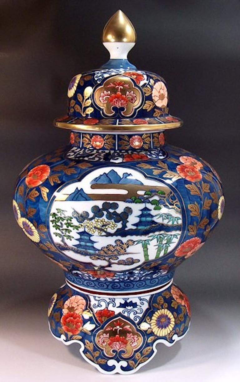 Peint à la main Grand vase contemporain en porcelaine bleue par un maître artiste japonais en vente