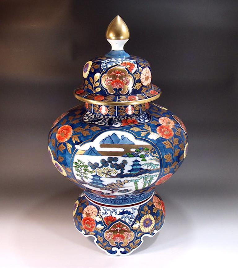 Japanese Large Blue Gold Porcelain Vase by Contemporary Master Artist In New Condition For Sale In Takarazuka, JP
