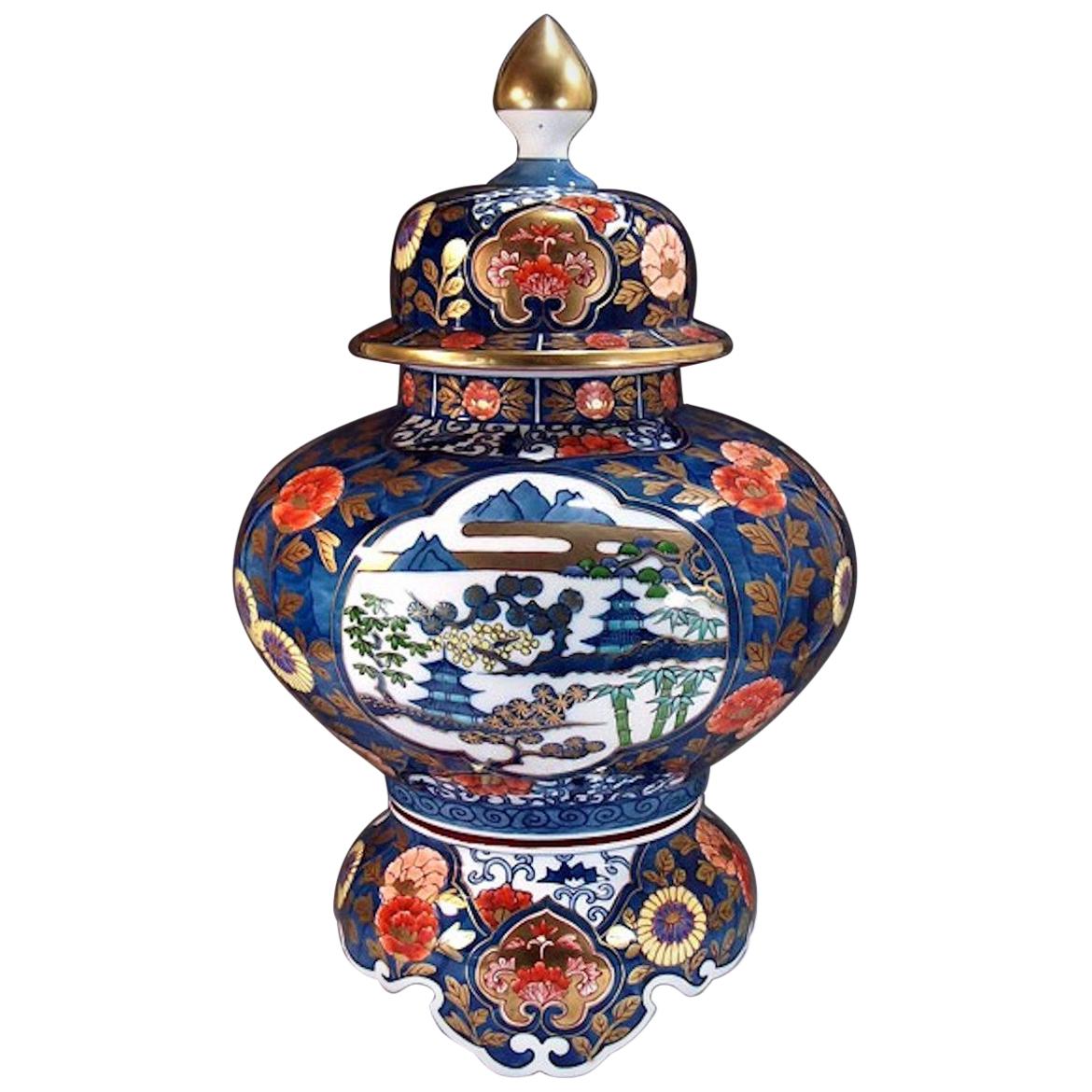 Grand vase japonais en porcelaine bleu et or par un maître artiste contemporain