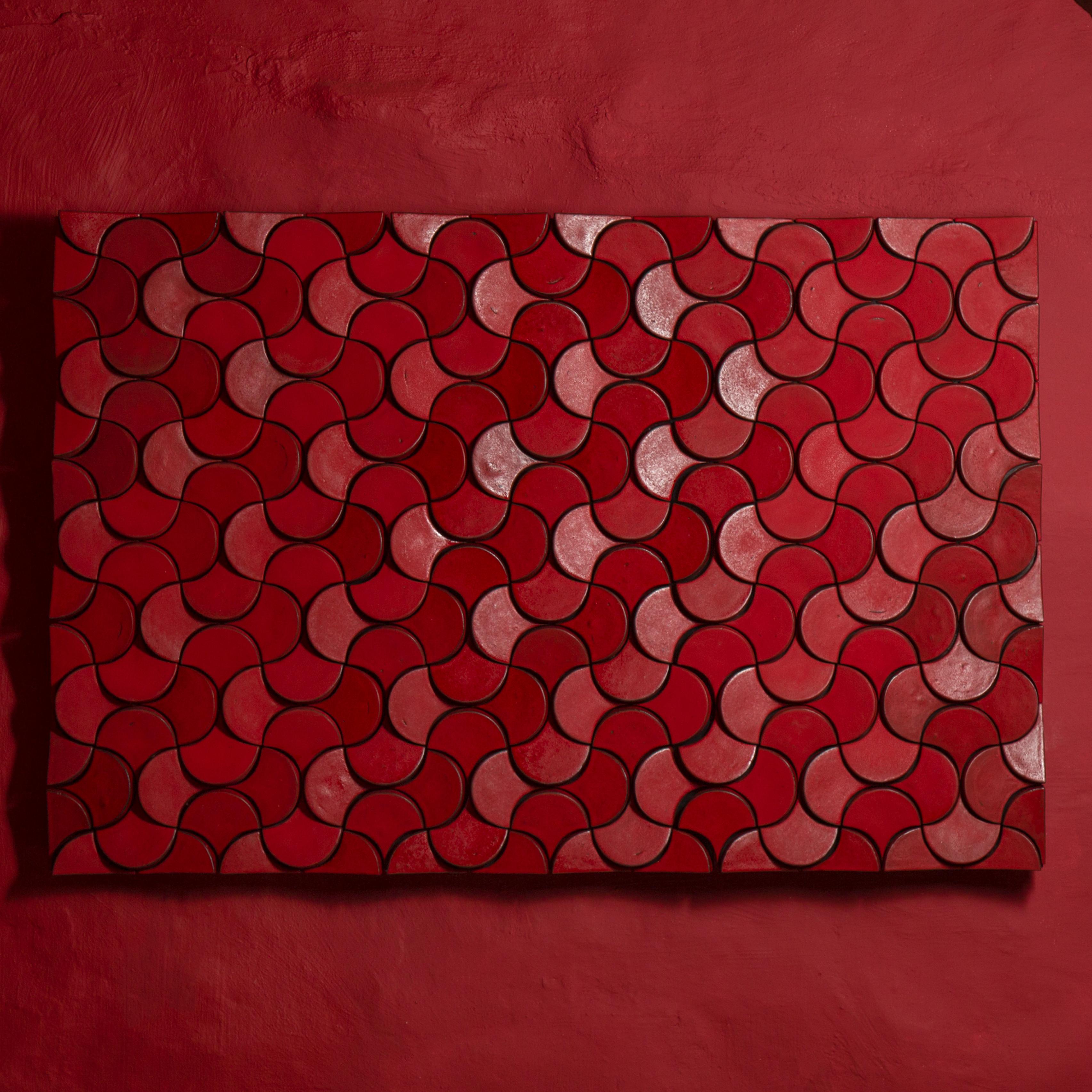 Große, Contemporary Red Ceramic Wall Sculpture von Marie Beckman (Skandinavische Moderne) im Angebot