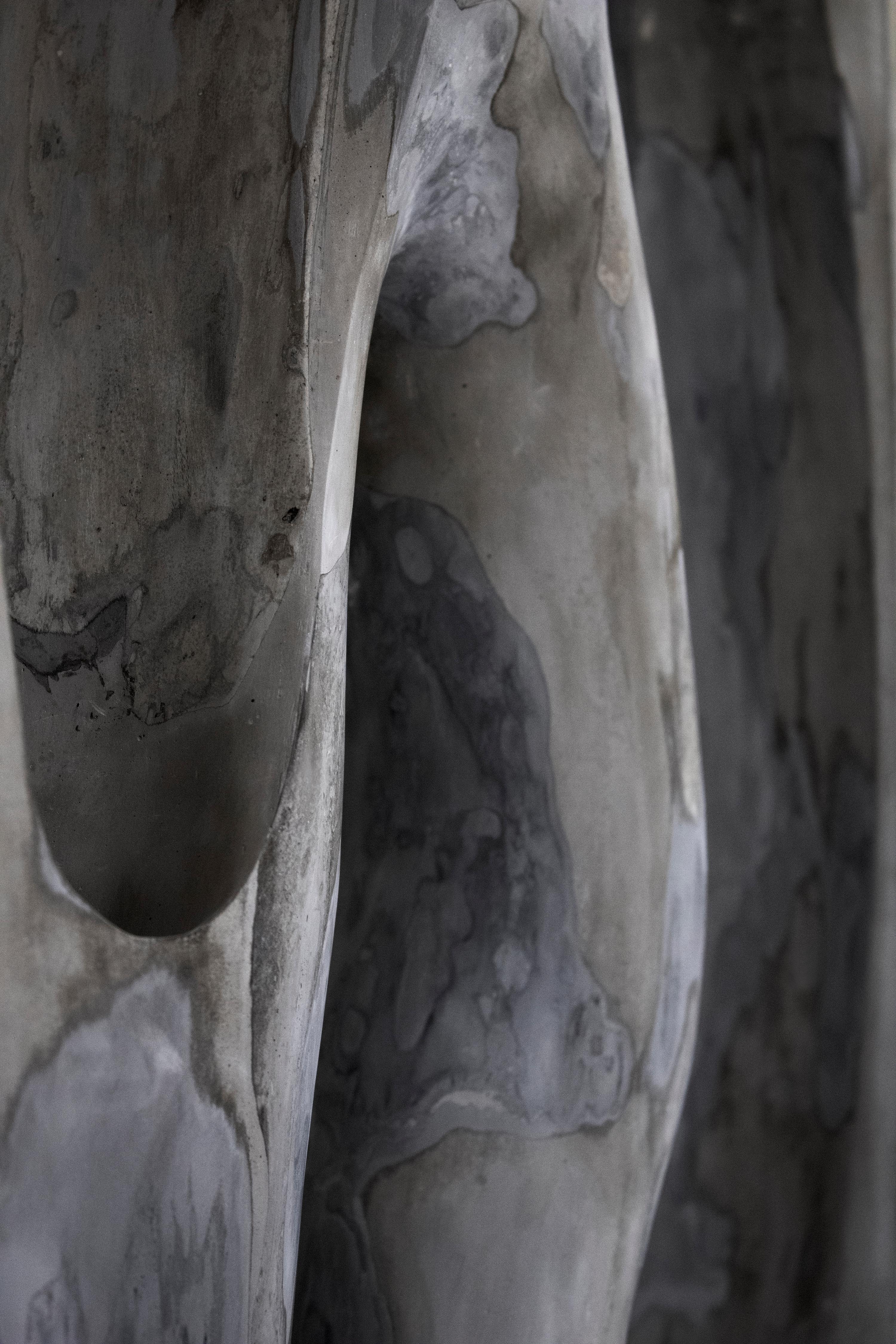 Intagliato a mano Grande lampada da terra scultorea contemporanea, design organico da collezione di AOAO in vendita