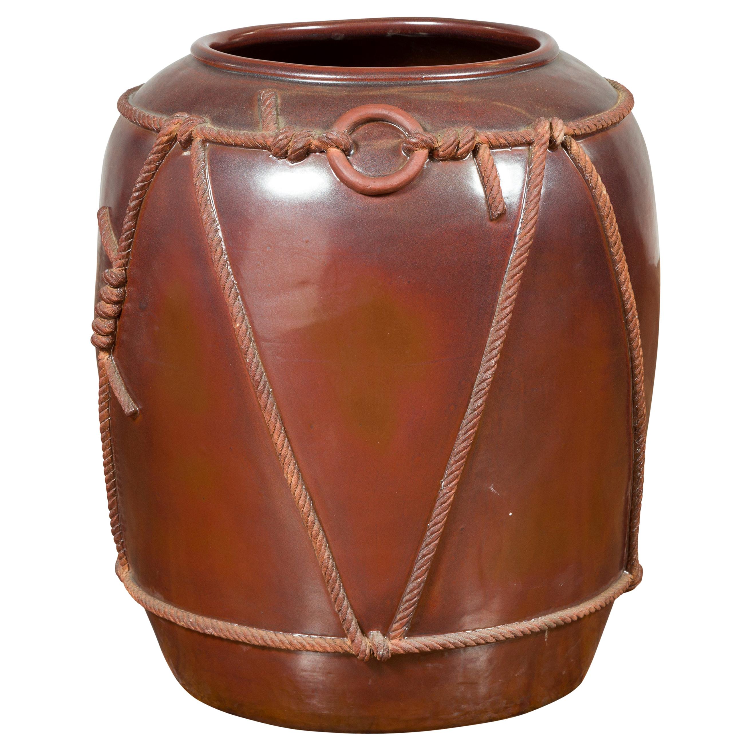 Gran Jardinera Granate Monocromática con Decoración de Cuerda Geométrica Texturizada