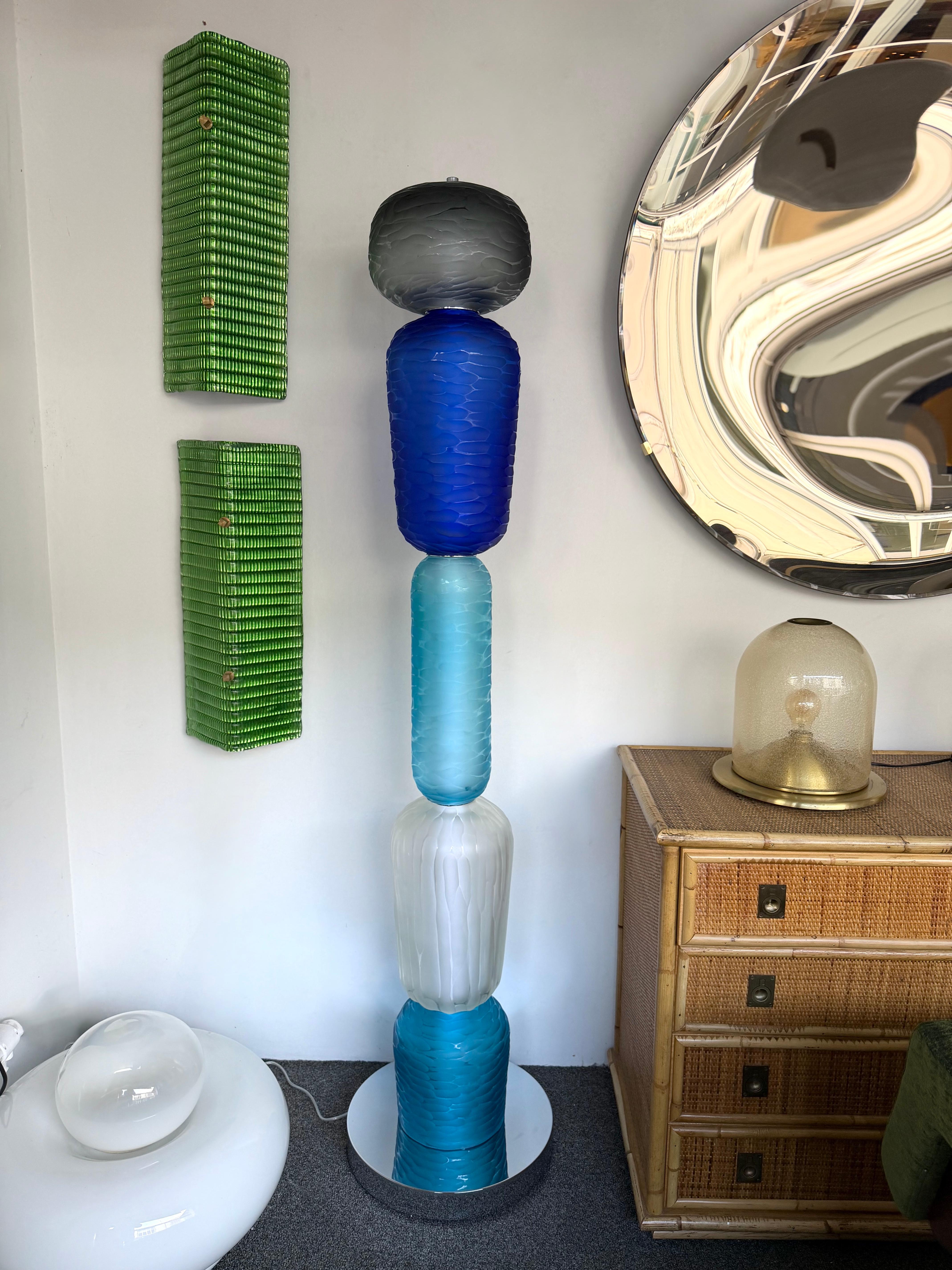 Lámpara de pie Totem grande de metal de latón niquelado plateado, cristal de Murano facetado hecho a mano, cristal muy grueso y pesado, de la más alta calidad de cristal de Murano. Obra contemporánea del taller de diseño italiano Studio AD. En una