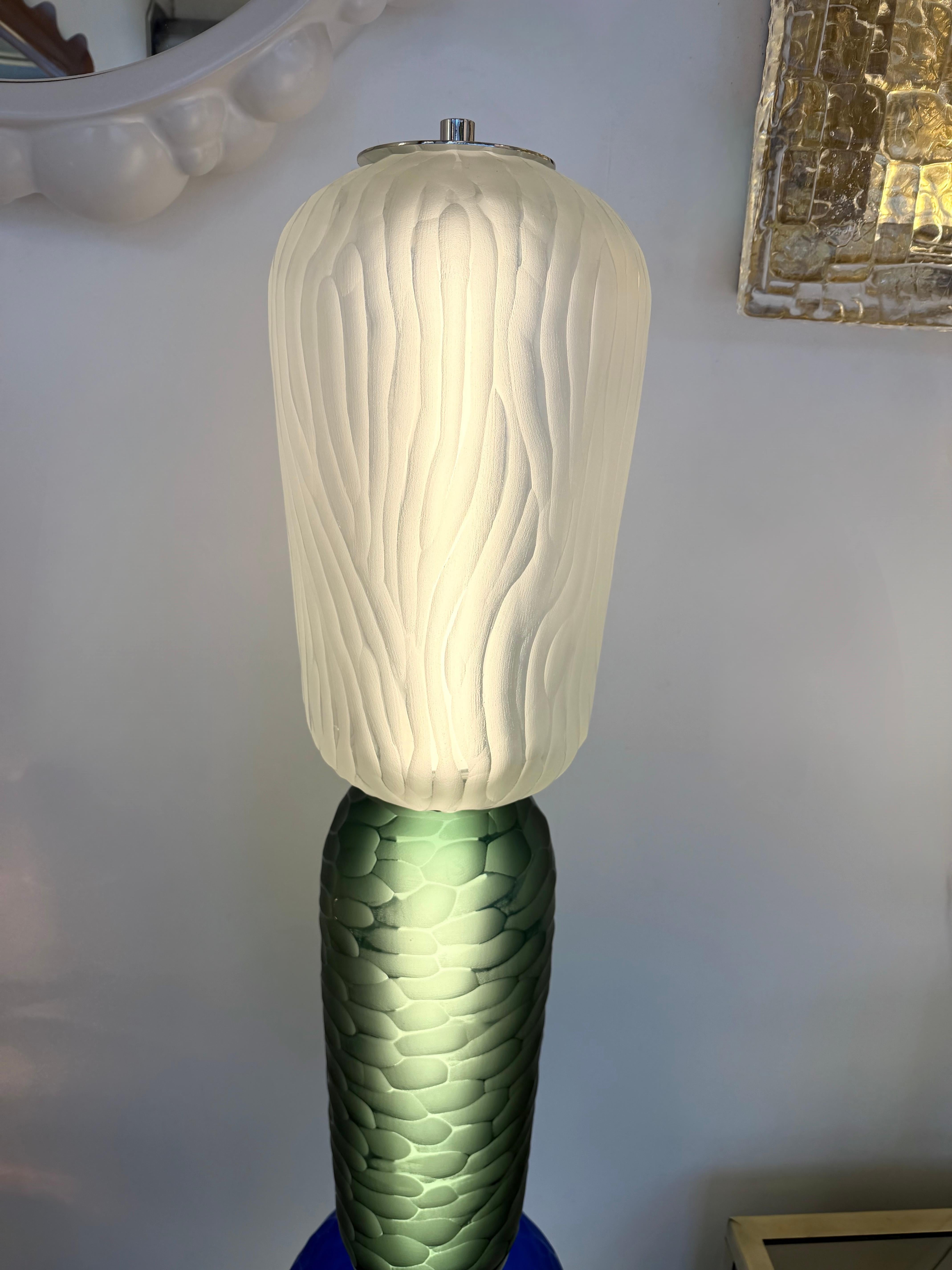 Große Totem Stehlampe aus silbernem vernickeltem Messing, facettiertes handgefertigtes Murano Glas, sehr dickes und schweres Glas, höchste Murano Glas Qualität. Zeitgenössische Arbeiten der italienischen Design-Künstlerwerkstatt Studio AD. In einer