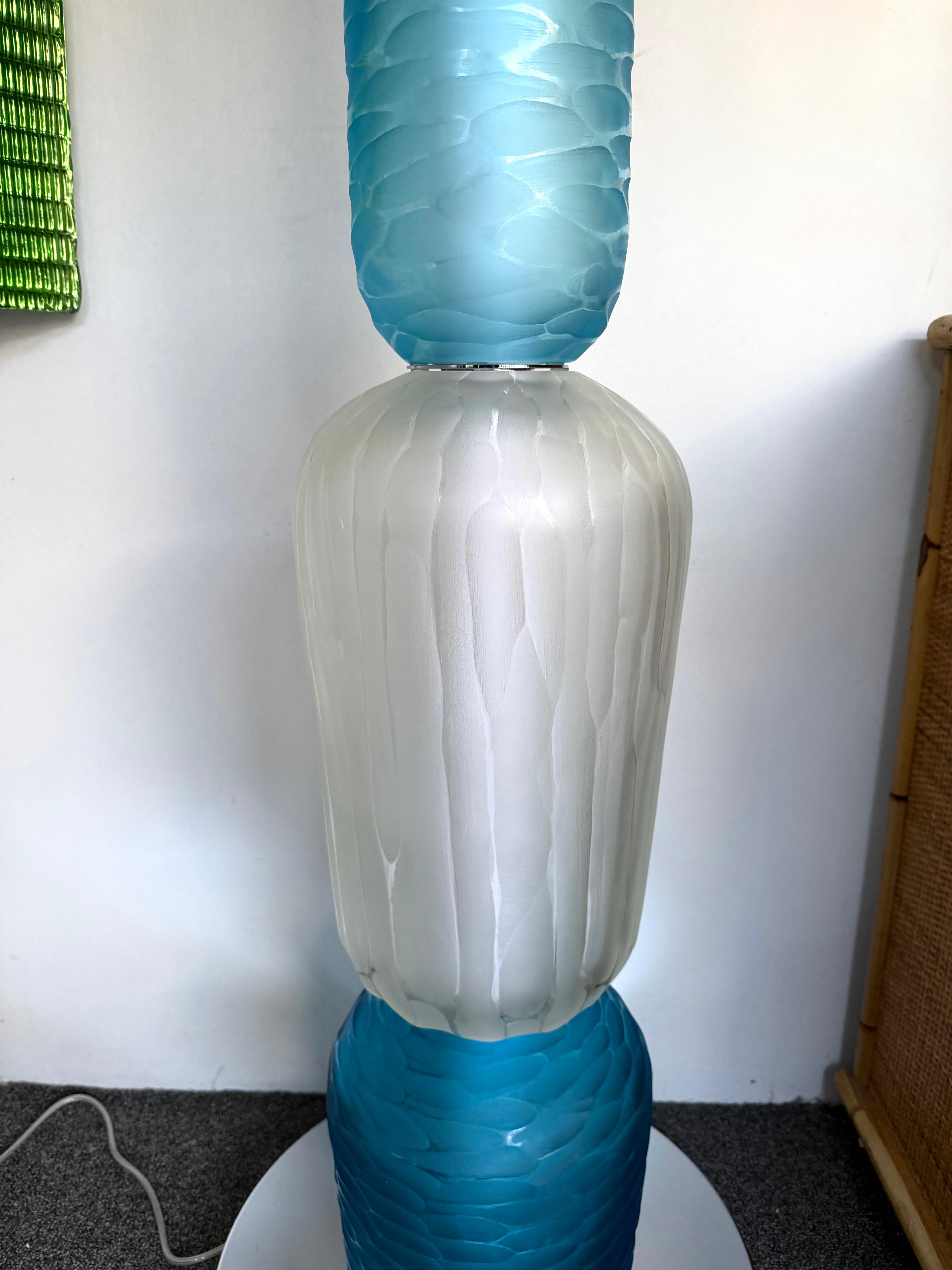 Gran Lámpara de Pie Contemporánea Totem de Cristal de Murano de Studio AD, Italia Siglo XXI y contemporáneo en venta
